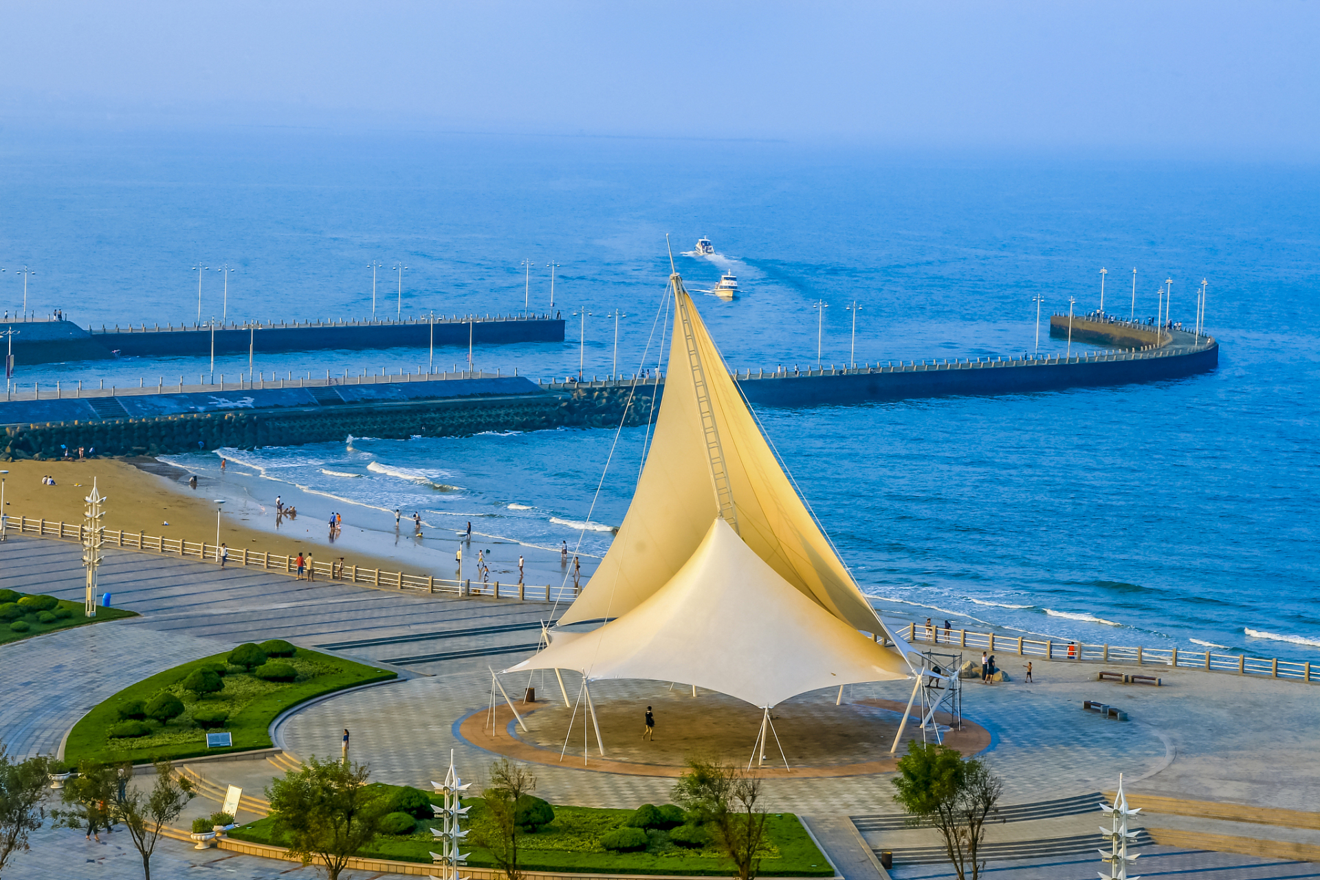 11566 万平口风景区 日照市的万平口风景区是一个广受欢迎的海 