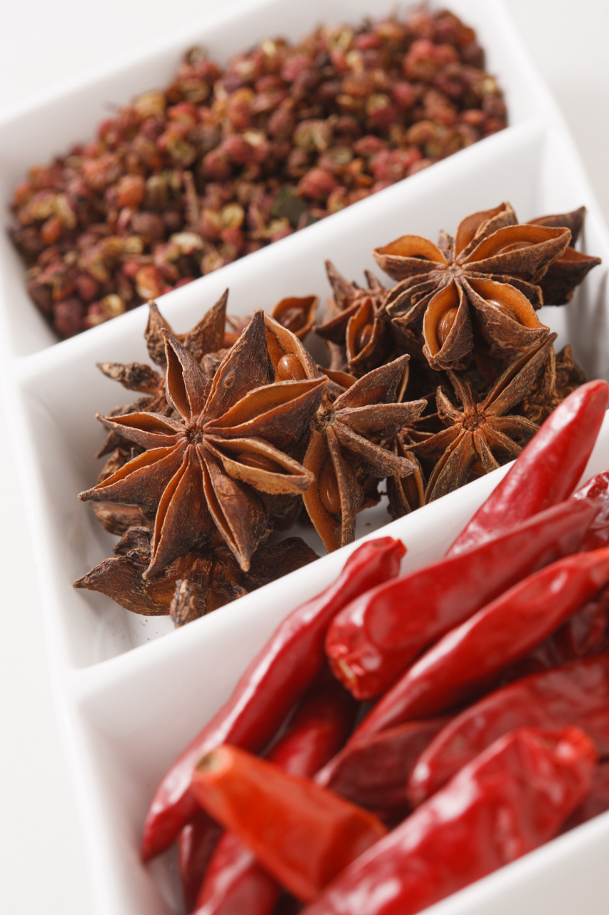 要保持花椒,大料,香叶,干辣椒,茴香和桂皮这类干货调料的品质,防潮和