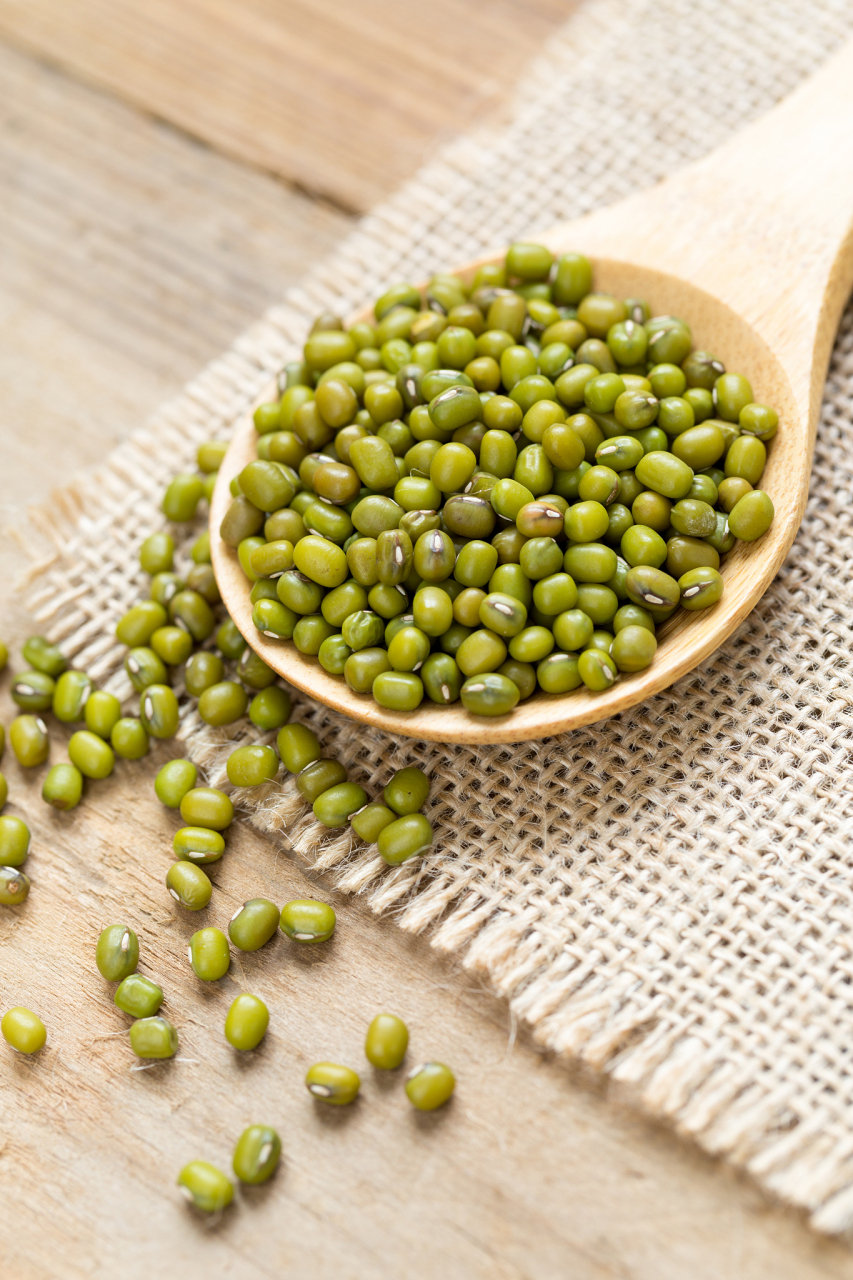 熬绿豆汤要选新鲜绿豆,洗净后加足够水烧开,转小火煮至豆皮破裂浮起