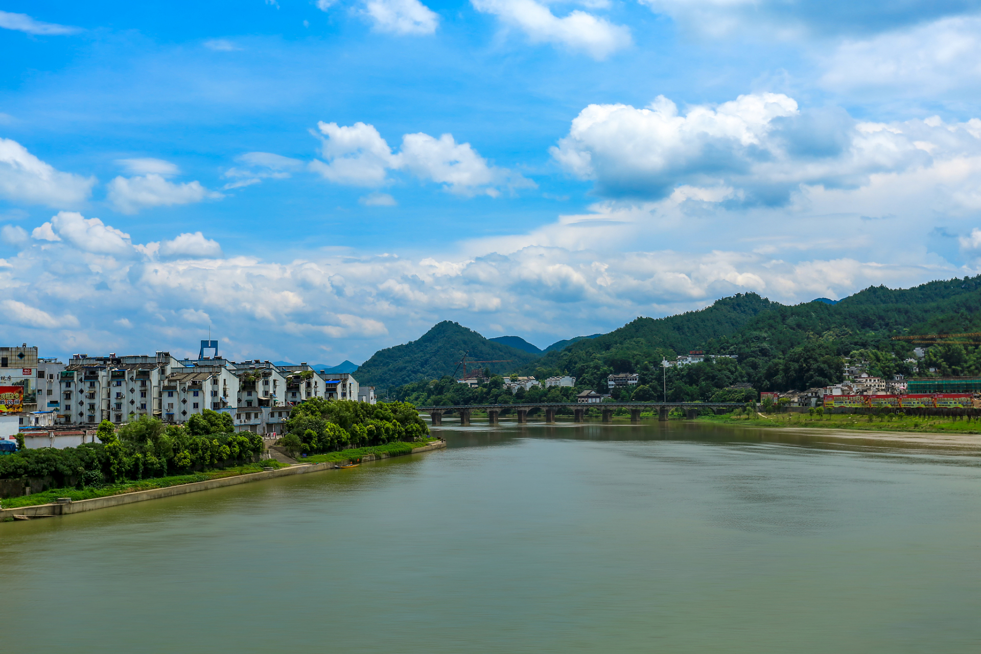 三溪汇集,始成柳溪,上游沙明水净,河滩开阔,游鱼可数;下游江湾相连