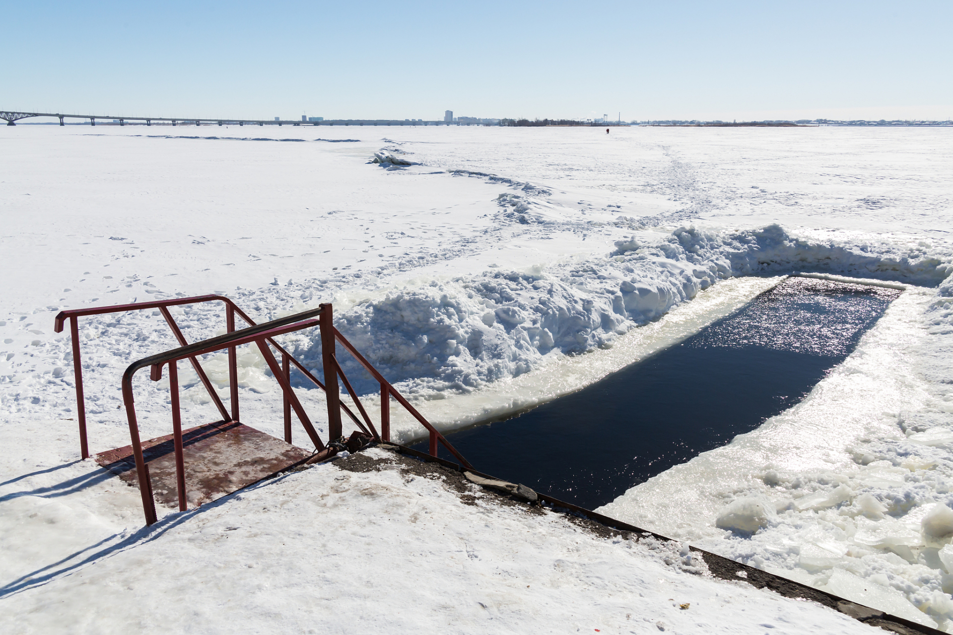 位于内蒙古赤峰市的达里诺尔湖在冬季湖面封冻,呈现出壮丽的冰湖景观