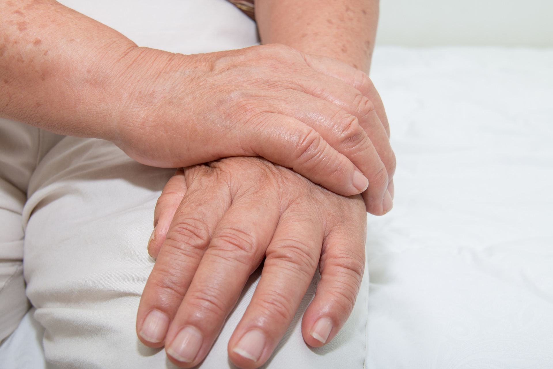 【患者自述】:我是一位类风湿关节炎患者,每天早上起床时,关节会非常