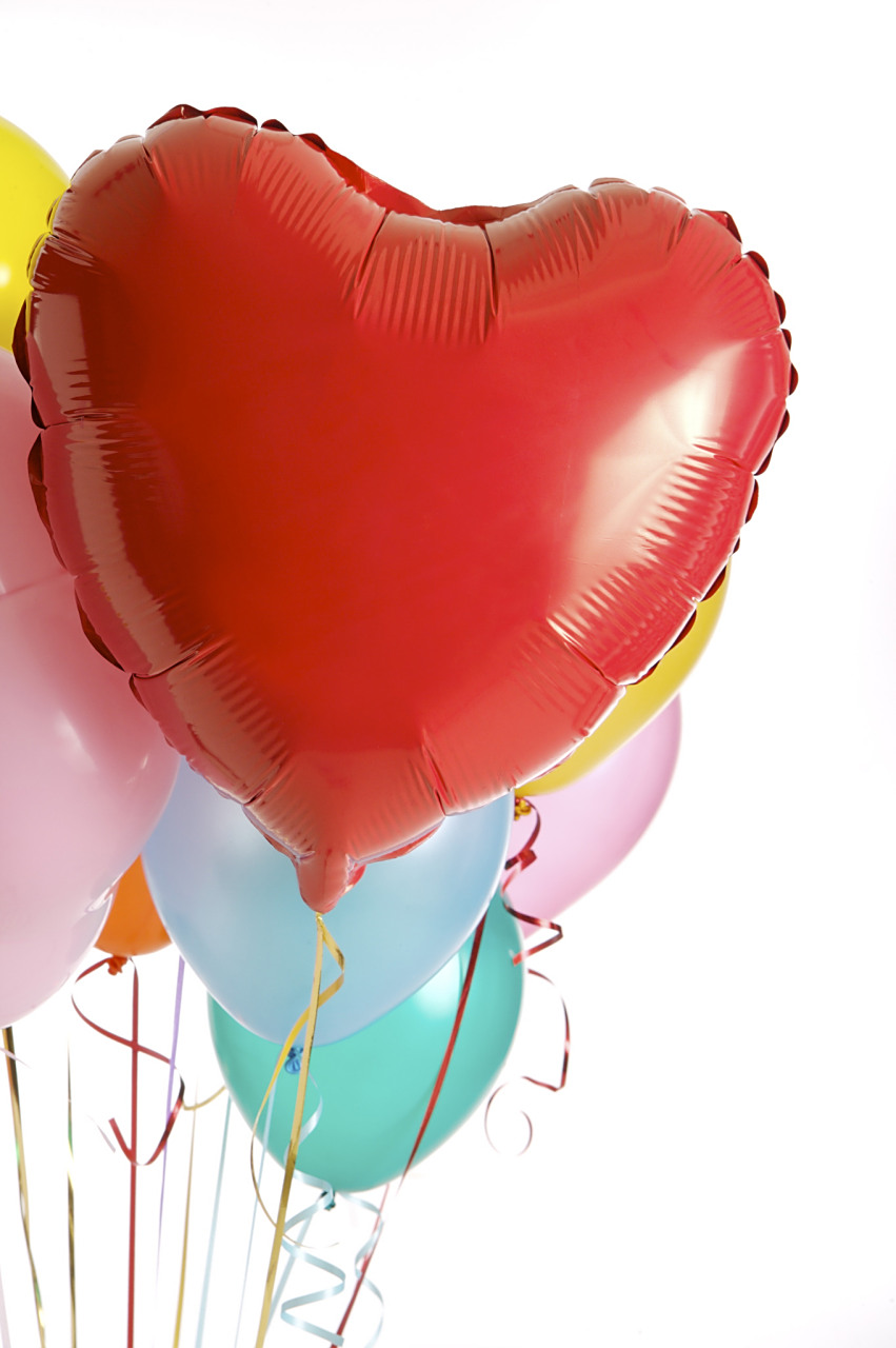 打气爱心气球需要准备工具和材料,包括气球,打气筒,剪刀和记号笔