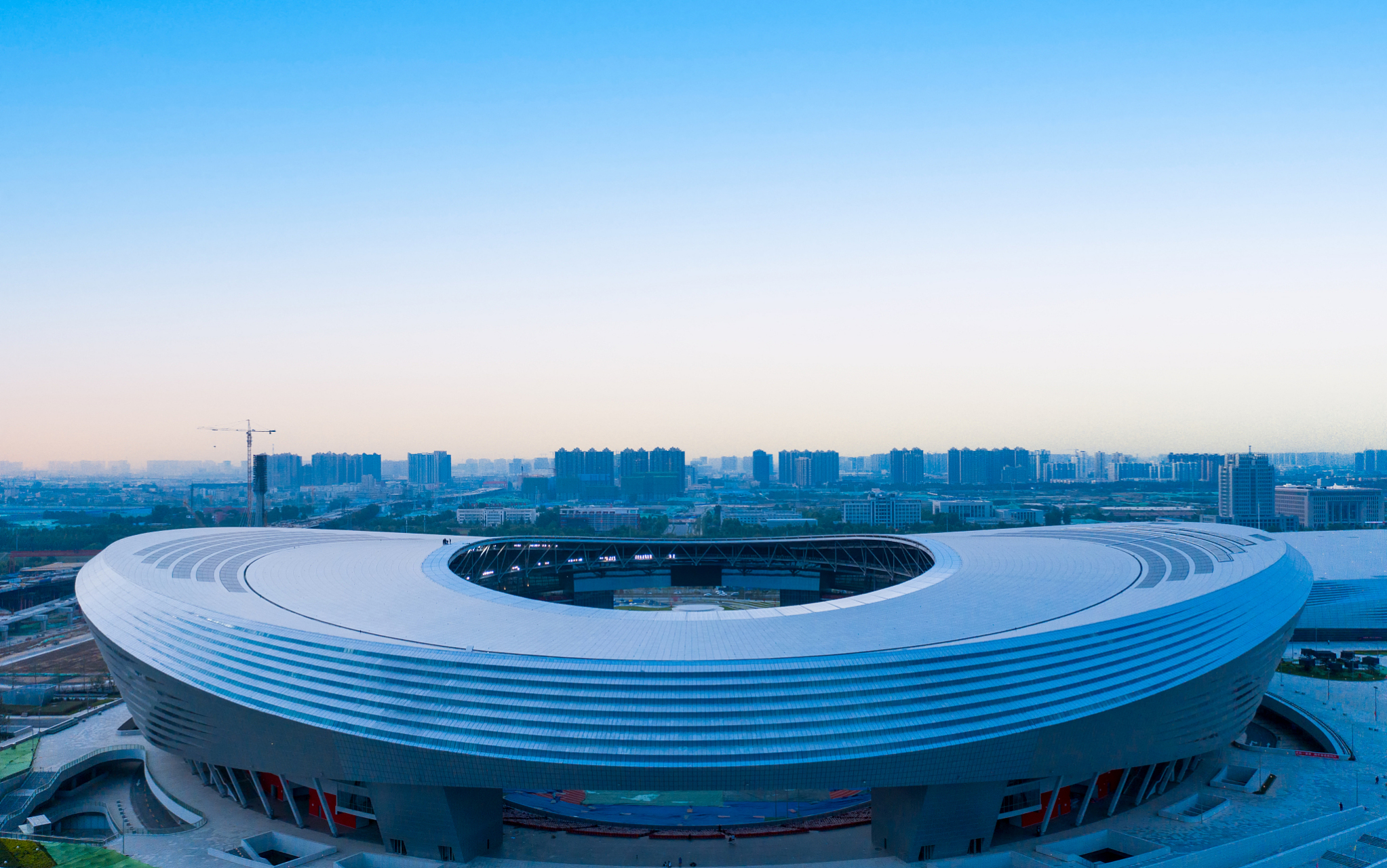 这座体育中心位于郑州市区,是中原地区规模最大,设施最先进的体育场馆