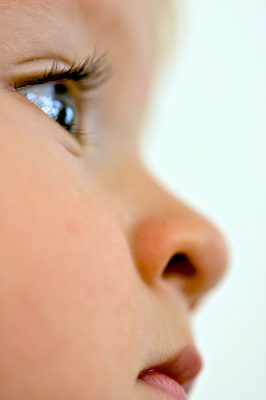 一般是正常的,6 月龄后会慢慢变挺  宝宝的鼻骨还没有发育,婴儿期的