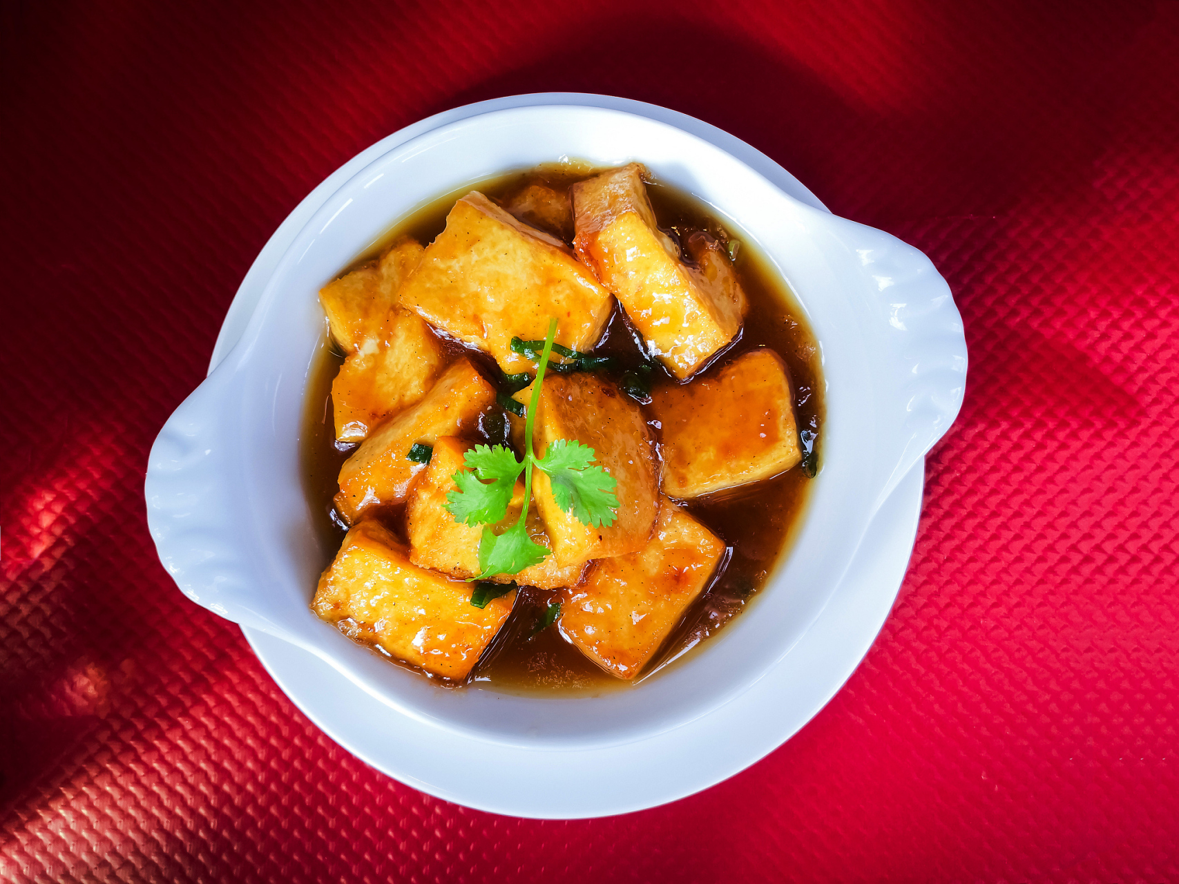 家常豆腐是一道简单而美味的传统中式菜肴,它以豆腐为主要材料,搭配