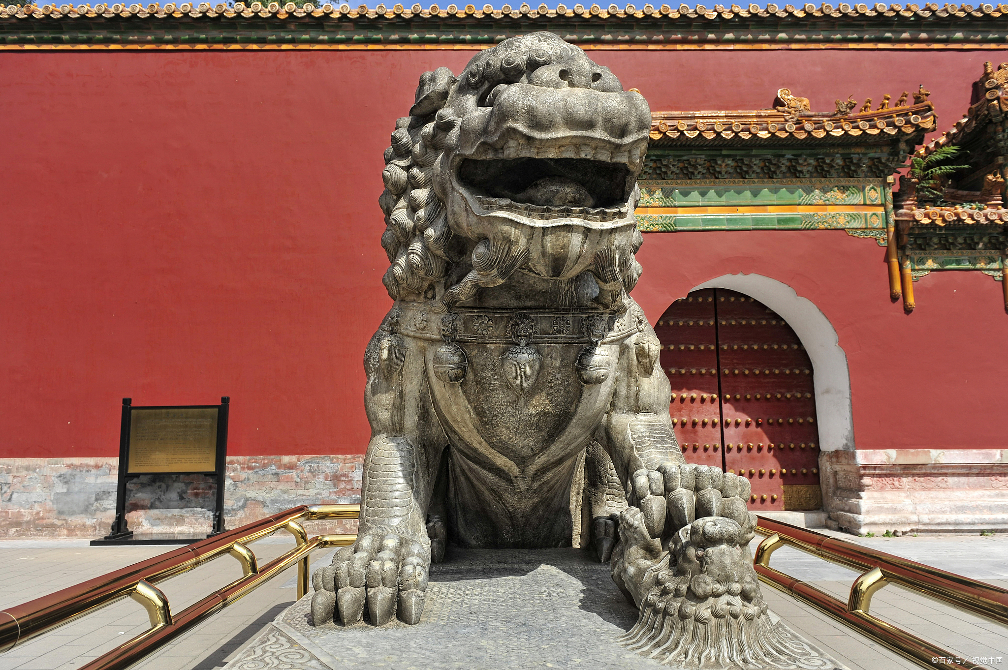 为啥在大门前摆放一对石狮子?