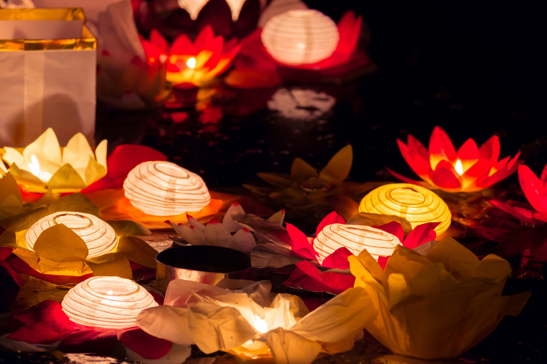 中元节是中国传统节日中的重要组成部分,被誉为"鬼节"或"鬼门关".