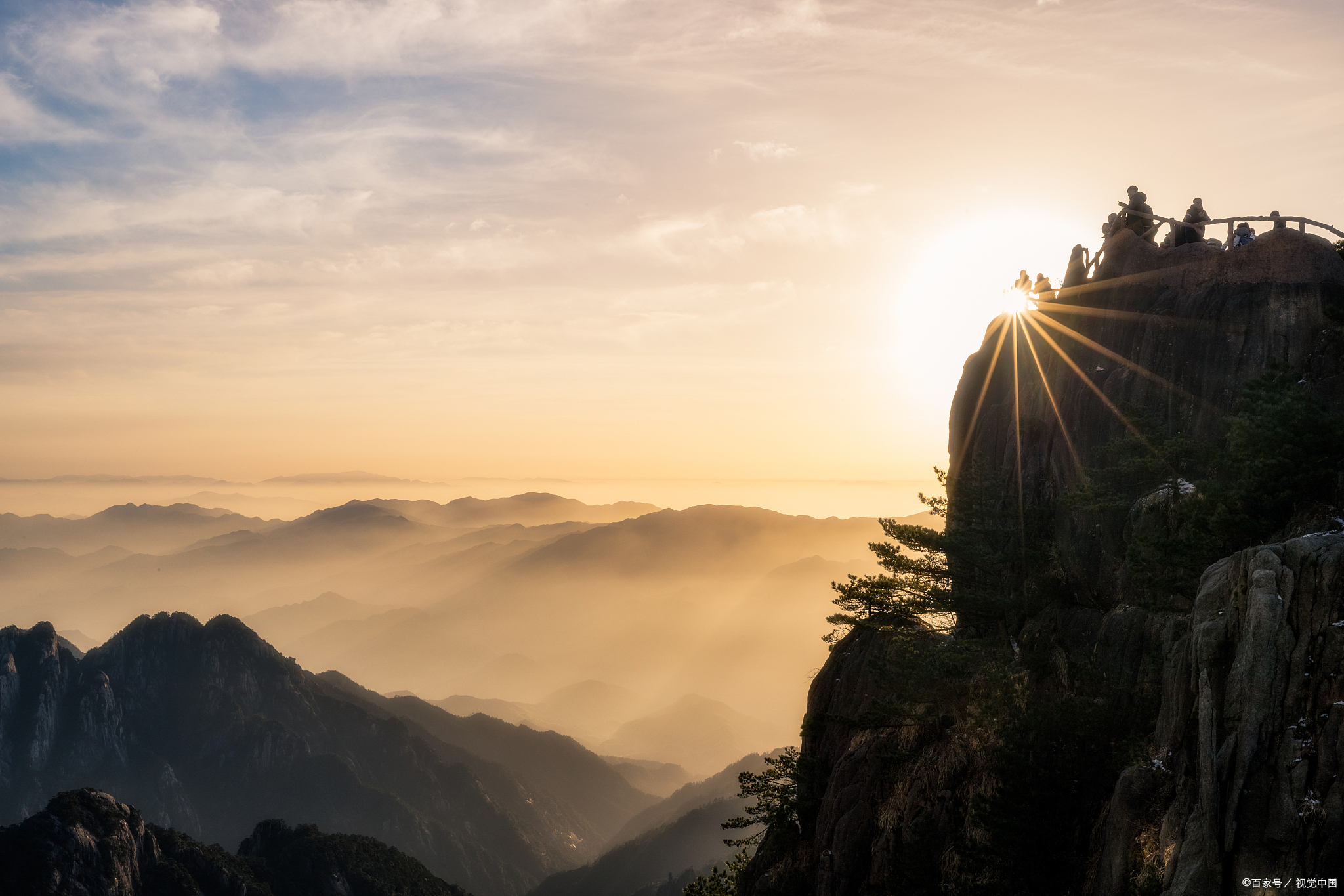 黄山光明顶:登顶主峰,尽览群峰之壮丽  黄山,古称黟山,位于安徽省黄山