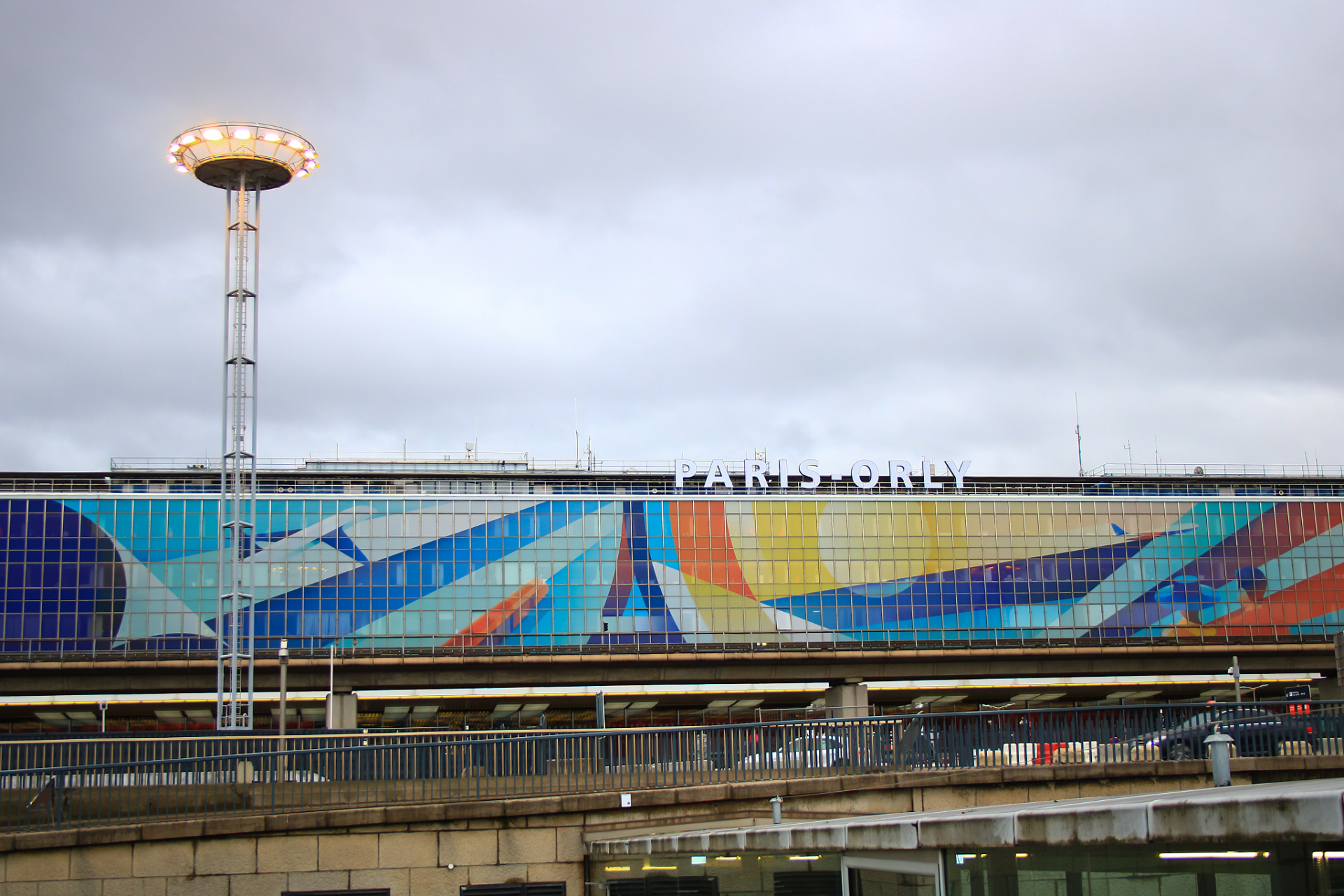 塞尔维亚贝尔格莱德国际机场临时关闭 当地时间7月19日晚,一场强风暴