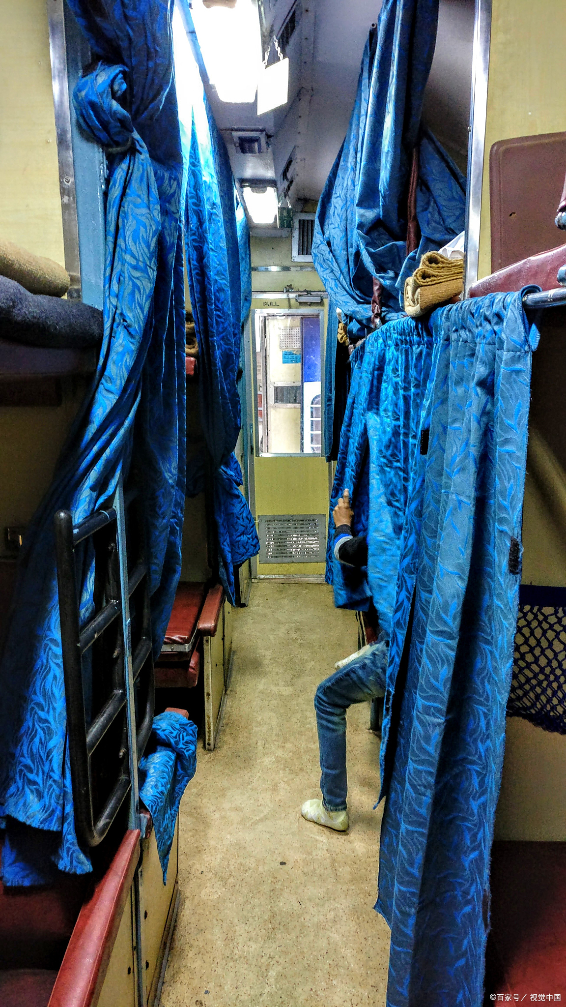 火车底座卧铺位本来就不是公共座位,铺主不借坐在理