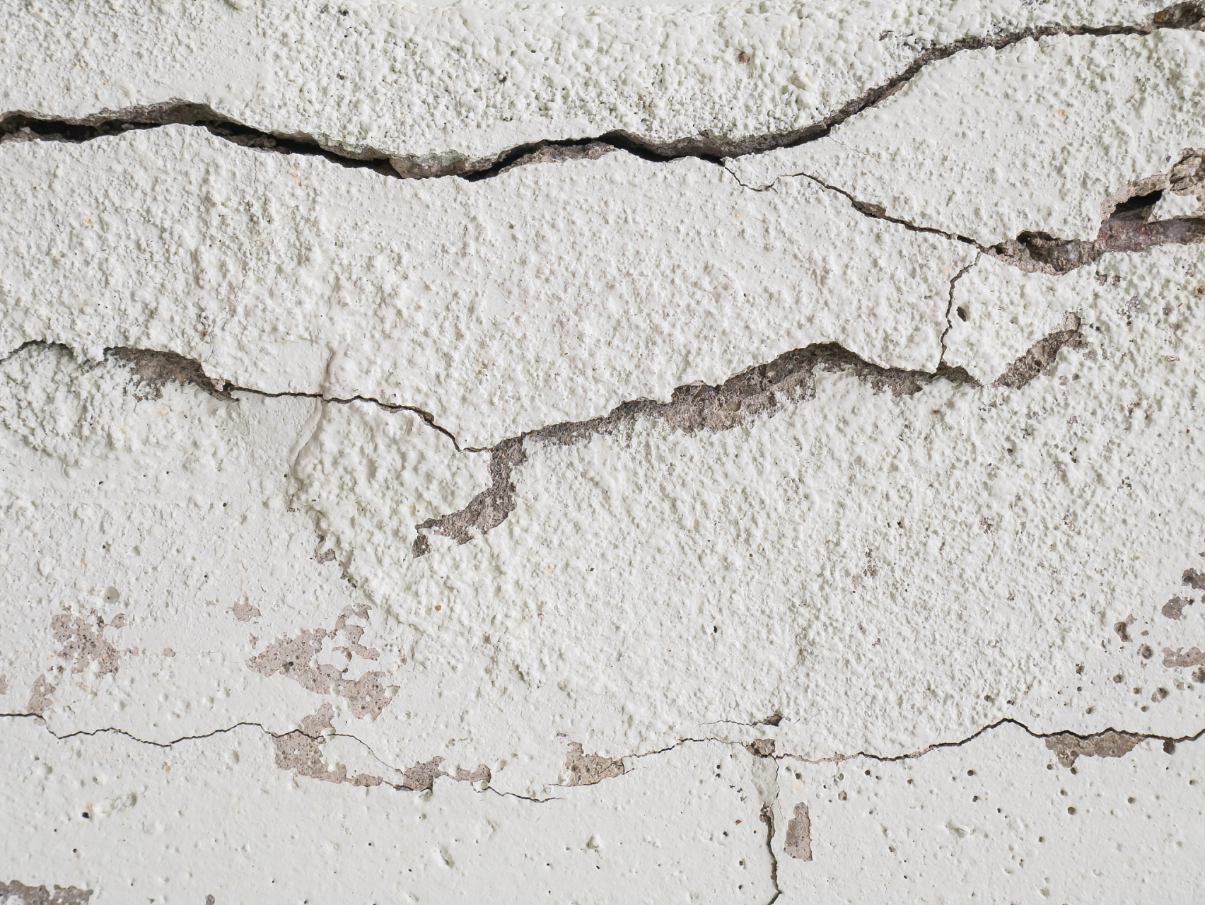 2002年4月,山东省新泰市周家庄村民发现墙壁裂缝下藏有古墓