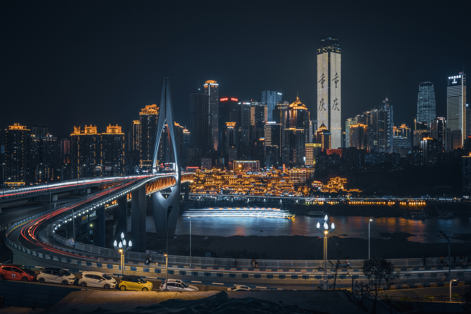 洪崖洞夜景:春光璀璨的山城之光 每当夜幕降临,华灯初上,洪崖洞便迎来