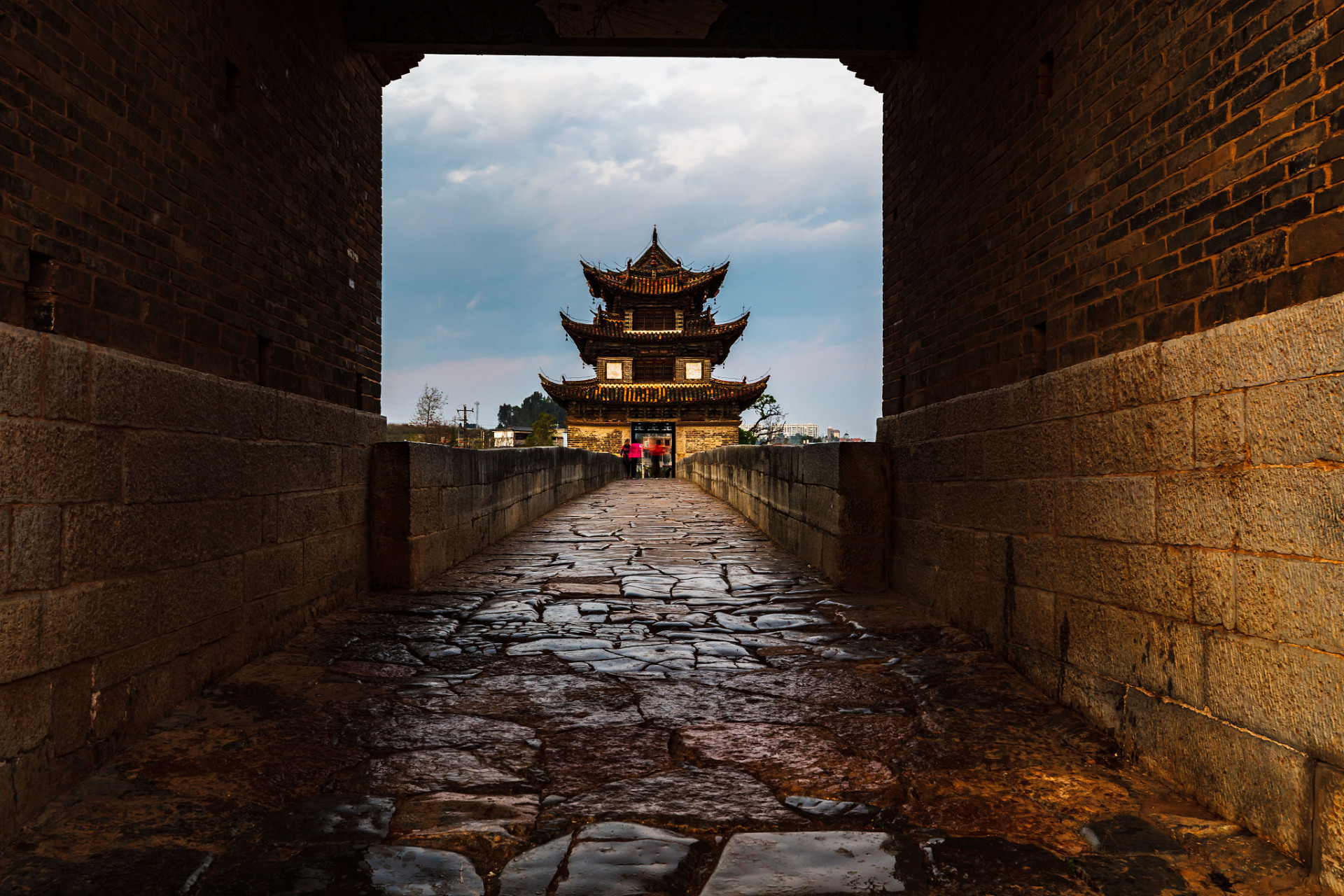 石屏古城位于中国云南省曲靖市石屏县境内,是一座拥有悠久历史的古城.