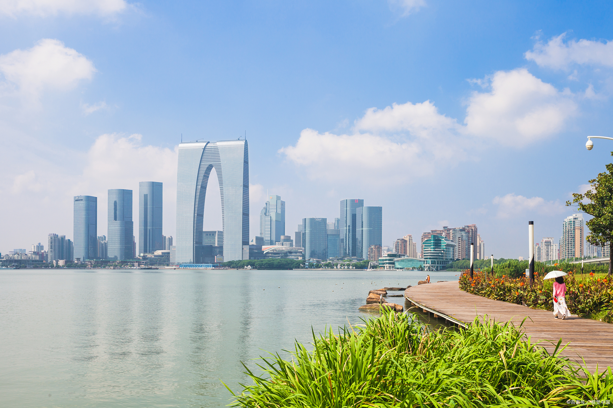 苏州市的地标性建筑之一,西濒金鸡湖,北望阳澄湖,总高450米