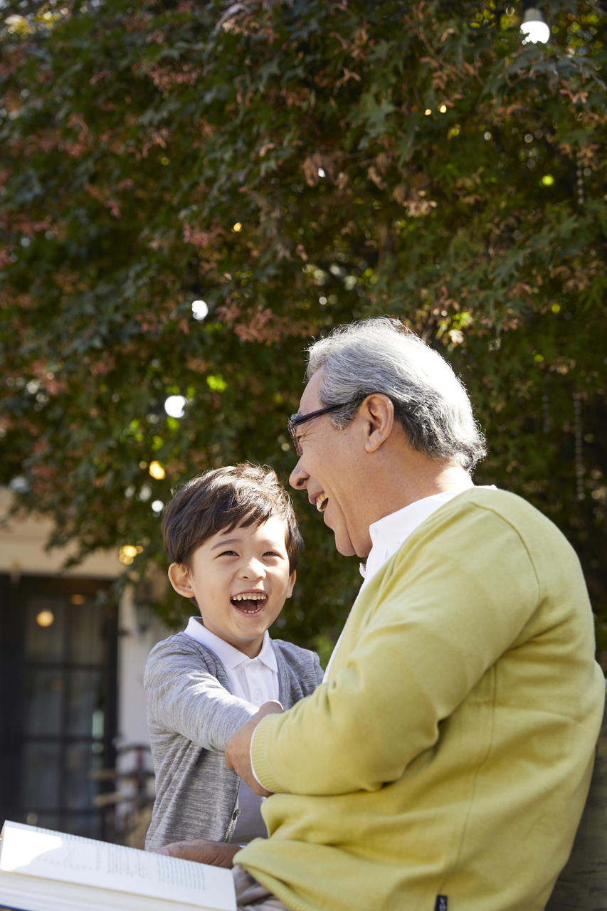9岁的小孙子向我跑来,说:"爷爷,那边有个阿姨说是我妈妈!