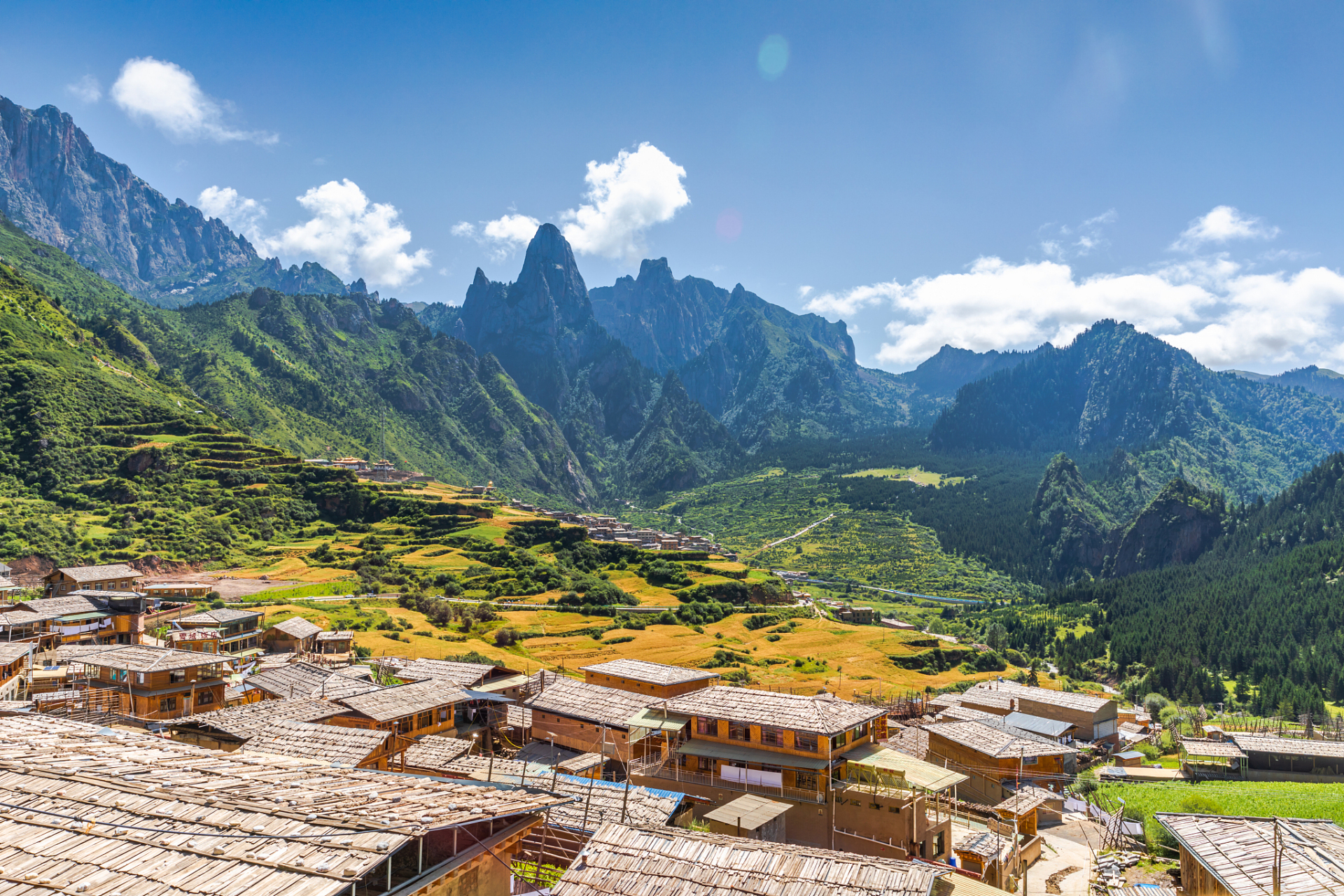 扎尕那山,位于如今的甘肃迭部县西北28公里处,益哇乡的最上部.