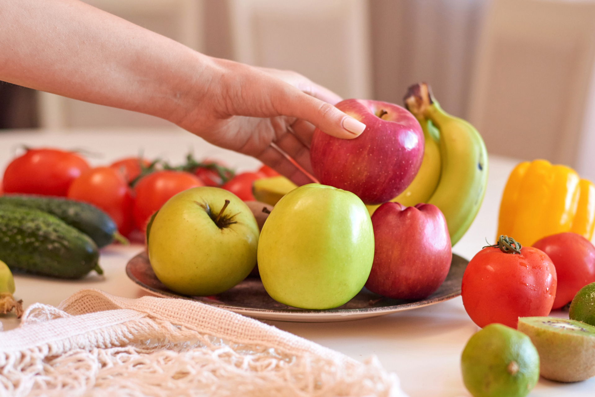 可以,吃苹果有助于促进消化,而且还含有一些有助于睡眠的成分,如镁