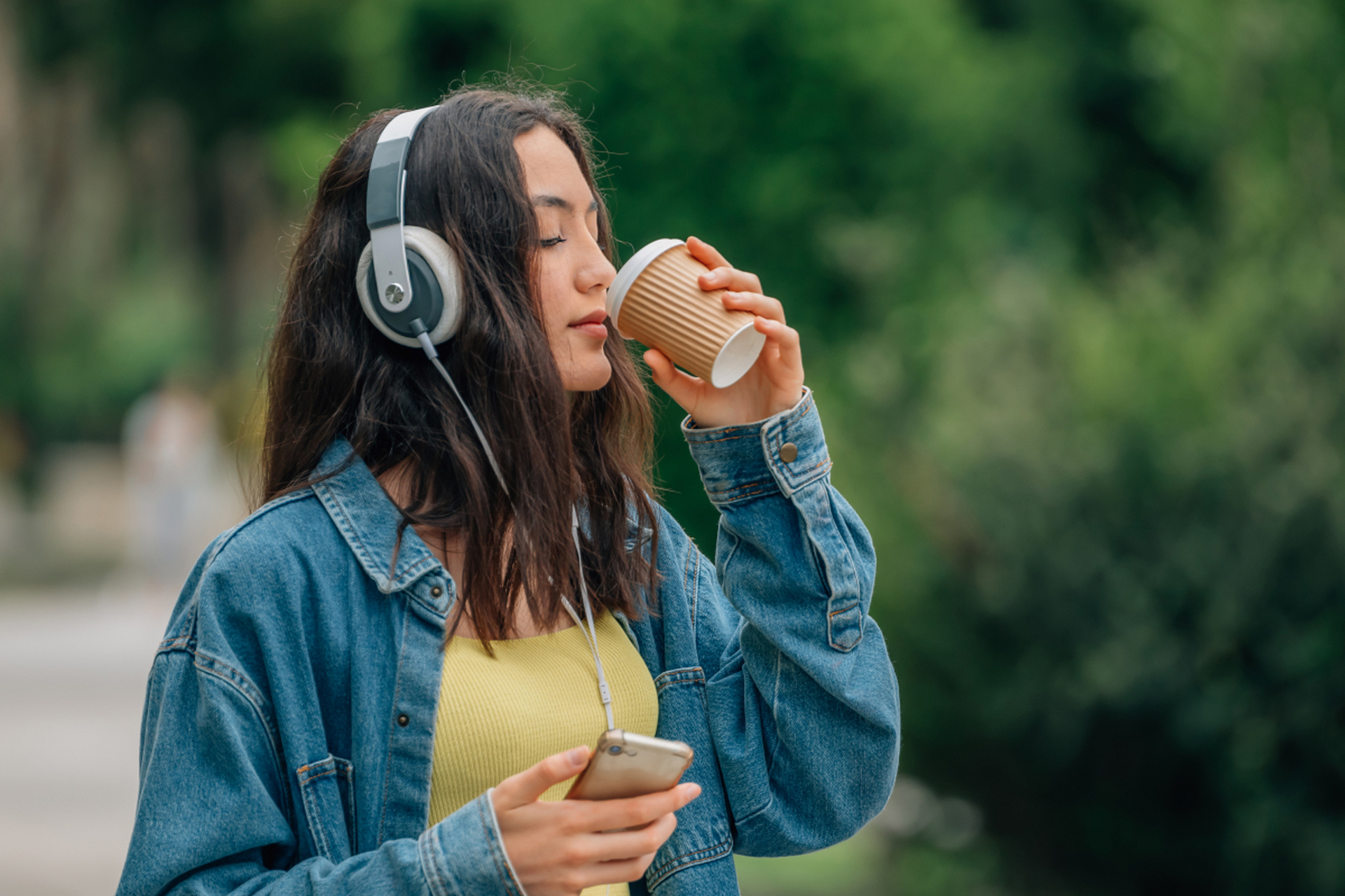 音乐,情绪和心理健康的源泉:沉浸于舒缓旋律的世界中  音乐,在艺术的