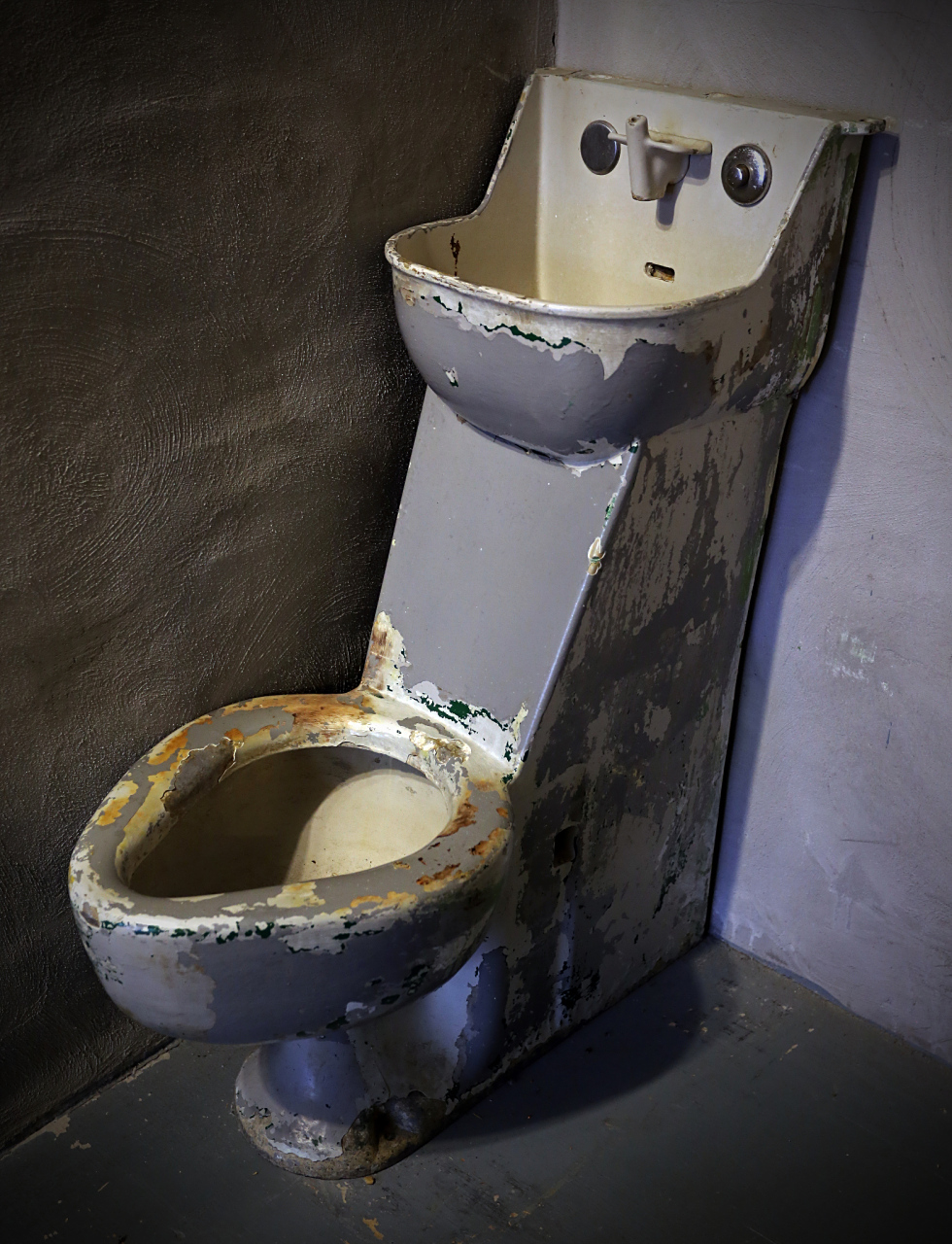 可以追溯到公元前2500年的古印度,当时人们就已经开始使用简单的马桶