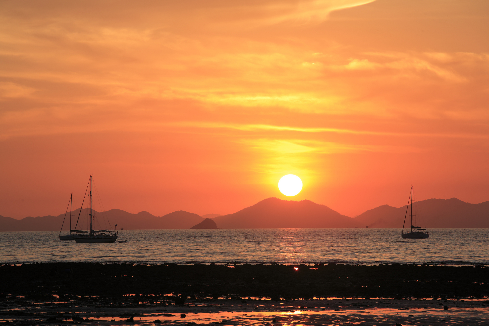 地方应当是海边或者高地,这样可以捕捉到太阳从地平线升起的壮丽景象