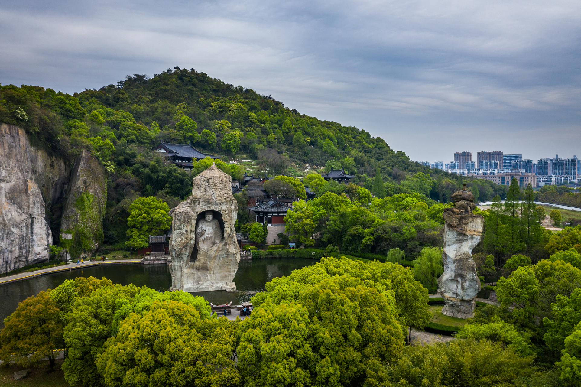 柯岩风景区位于柯山麓,涵盖柯岩,鉴湖,鲁镇三大区域.
