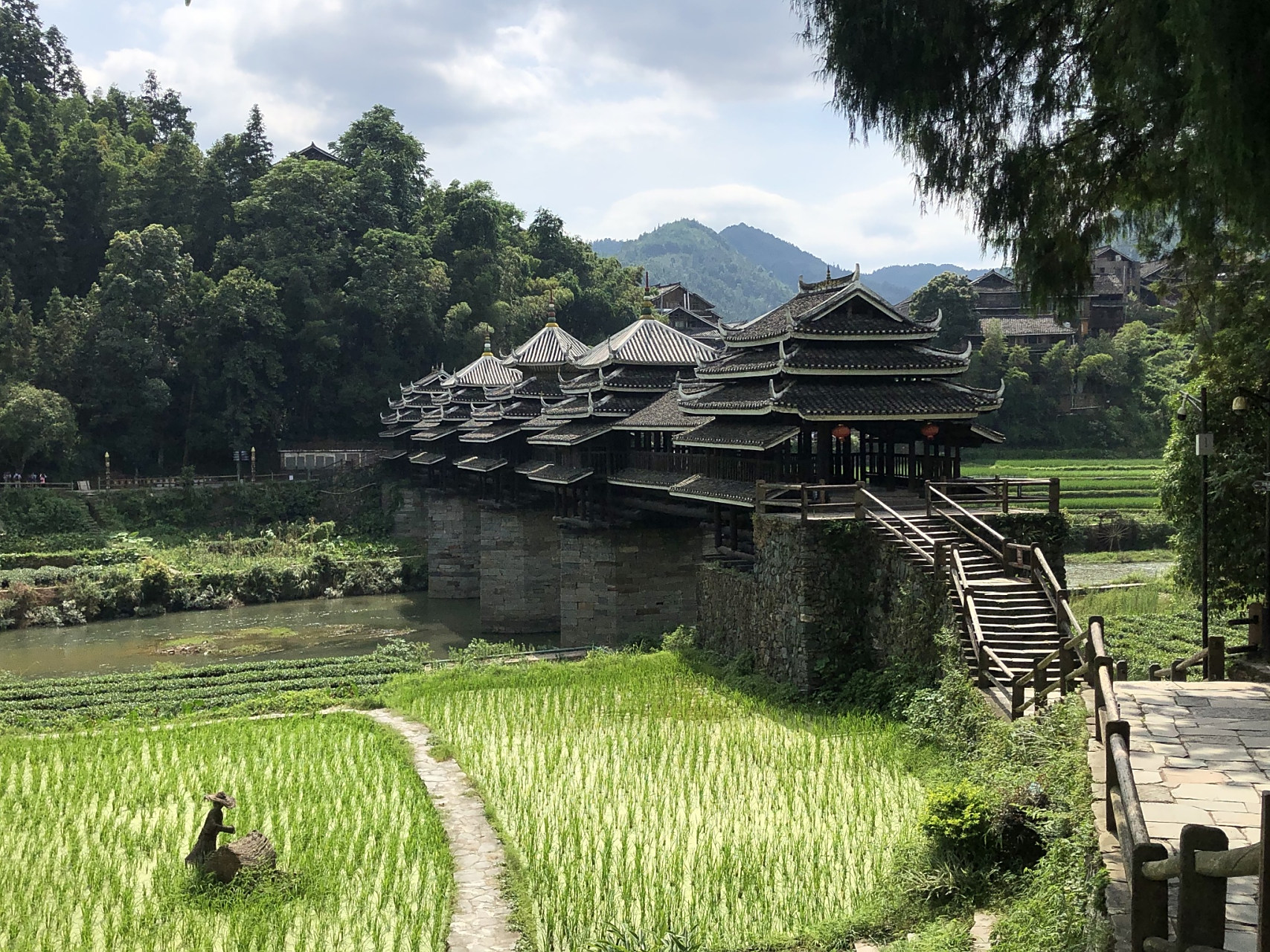位于广西三江侗族自治县的程阳八寨景区,坐落在林溪河畔,距古宜镇19