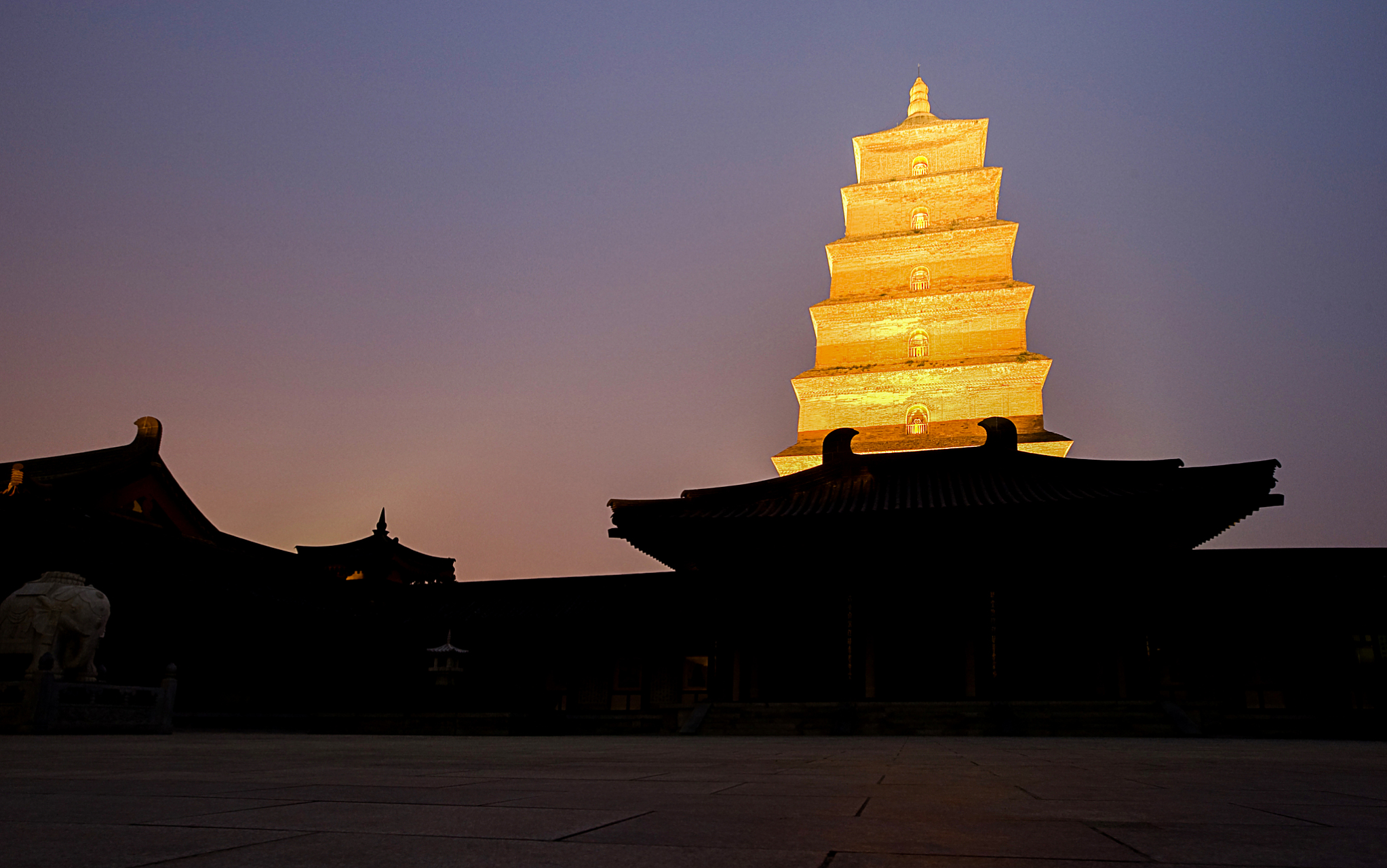 大雁塔位于唐长安城晋昌坊(今陕西省西安市南)的大慈恩寺内,又名"慈恩