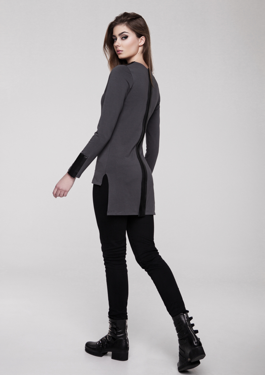 深蓝色,灰色,黑色,酒红色和墨绿色都是适合这个年龄段女性的最佳颜色