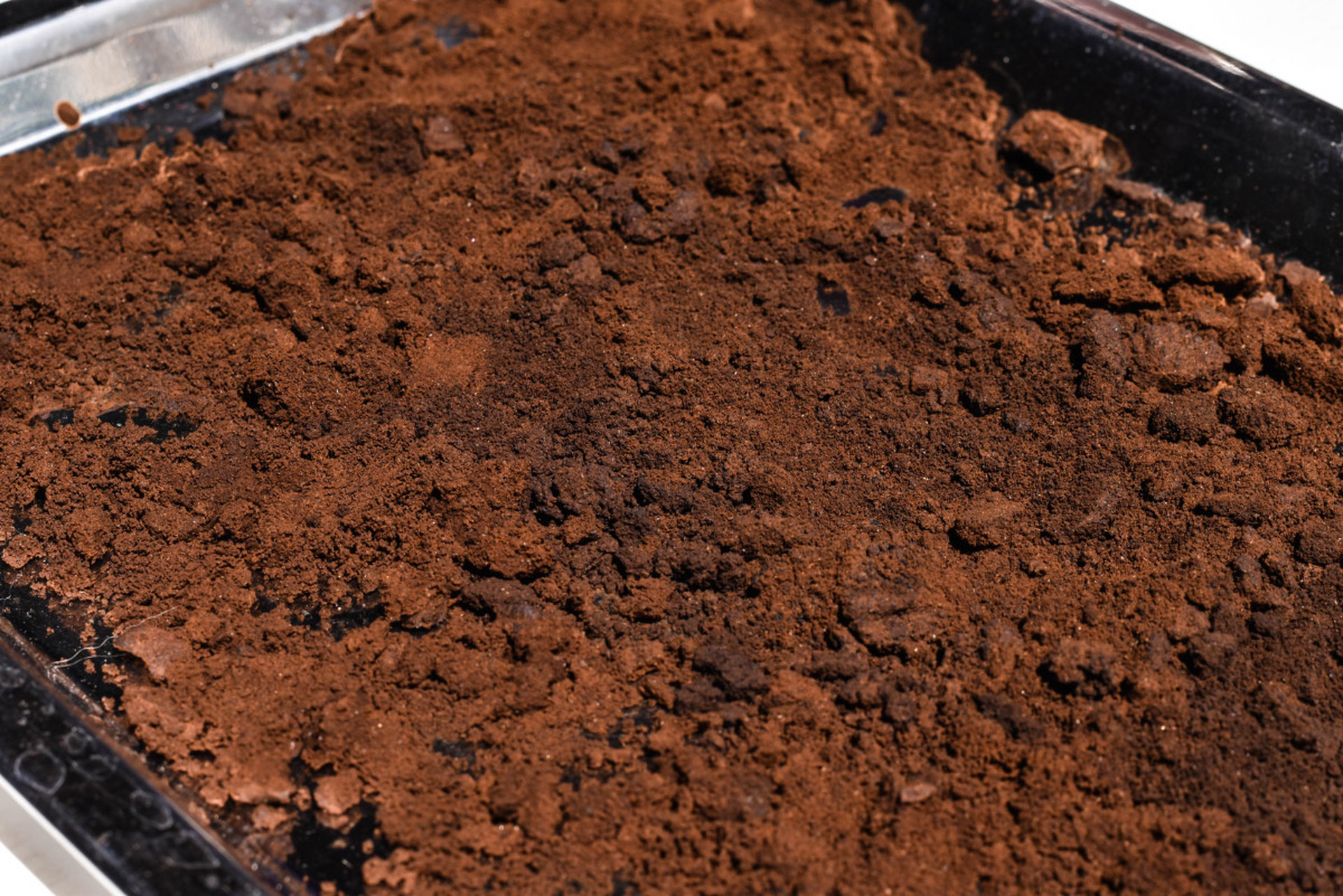 咖啡渣可以作为有机肥料,用于养花种菜.