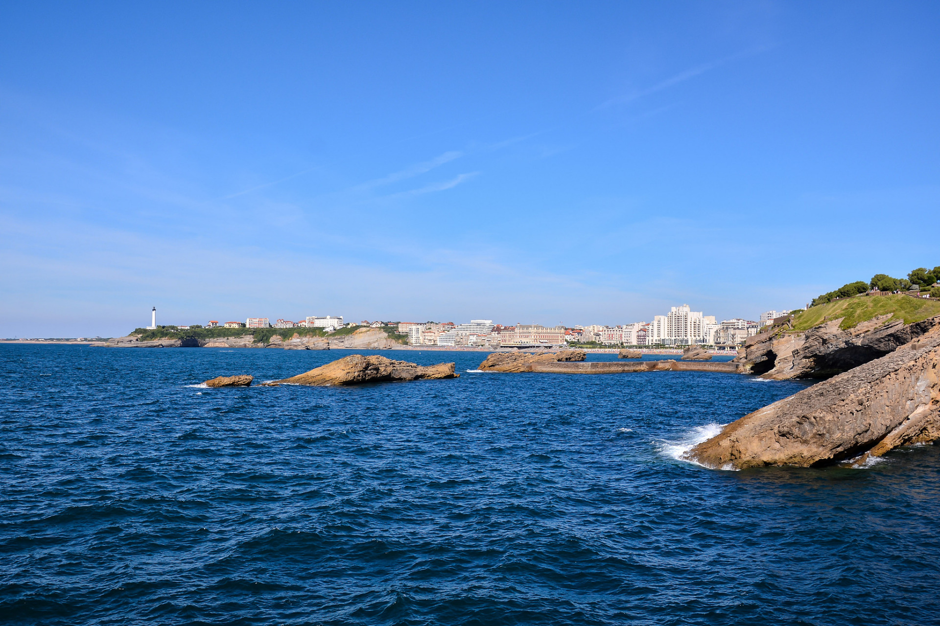 平潭岛是中国台湾海峡上的美丽岛屿,以壮丽的落日景色,蓝眼泪观赏和