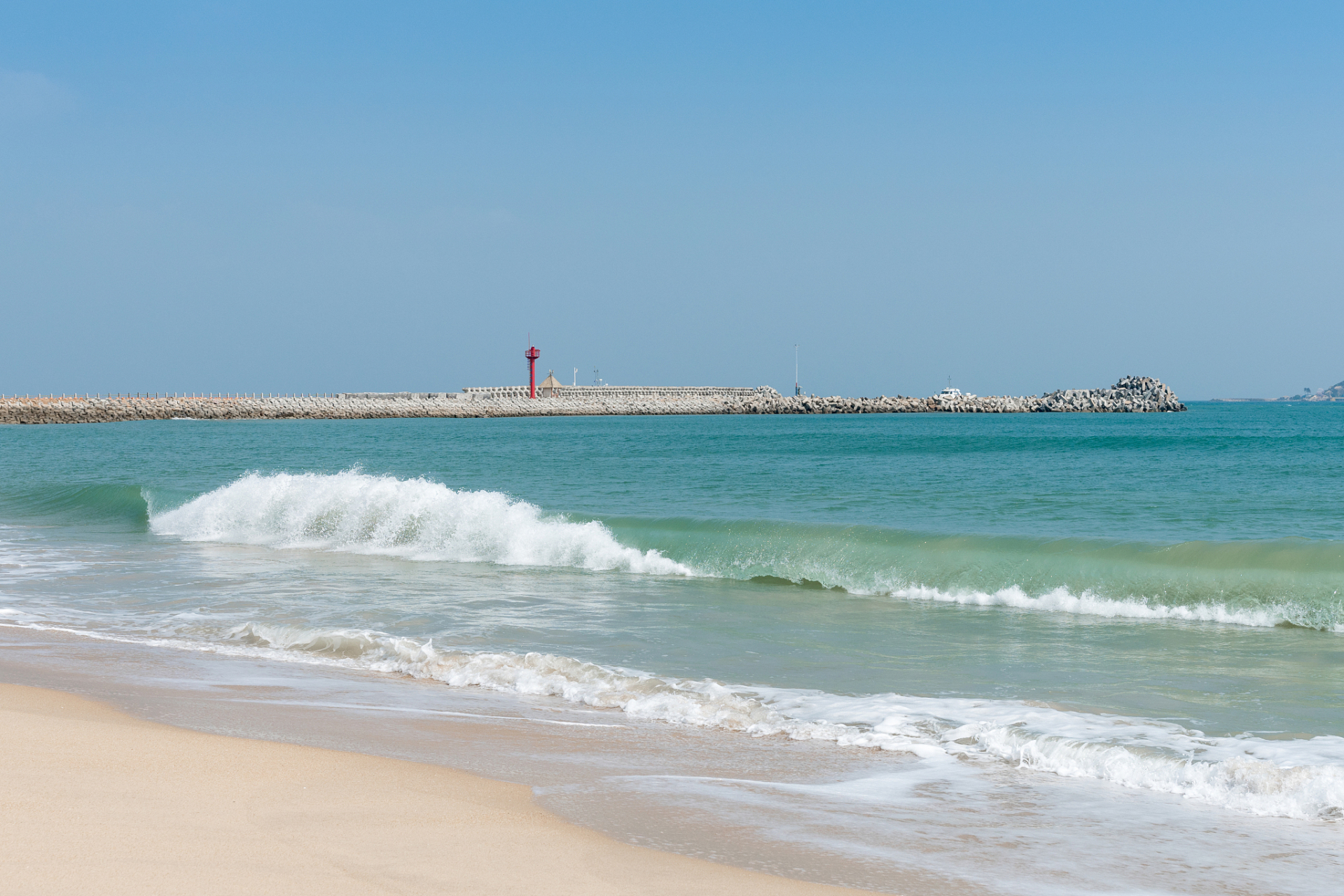 北戴河的海天一色景区,以其壮美的海滨画卷,独特的礁石和山峦景观以及