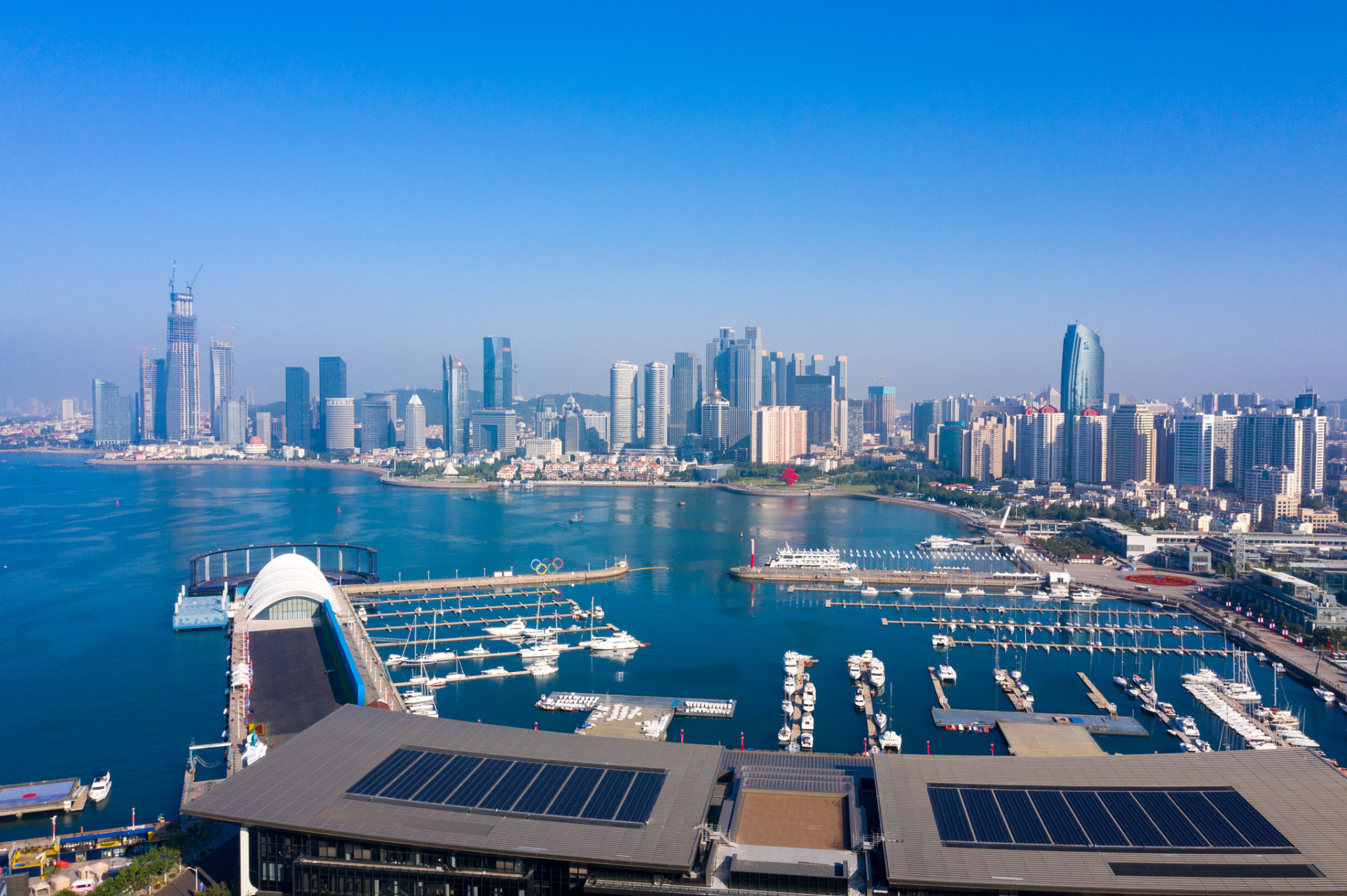 青岛奥帆中心是位于中国青岛的一座国际级帆船赛事场馆,包括帆船训练