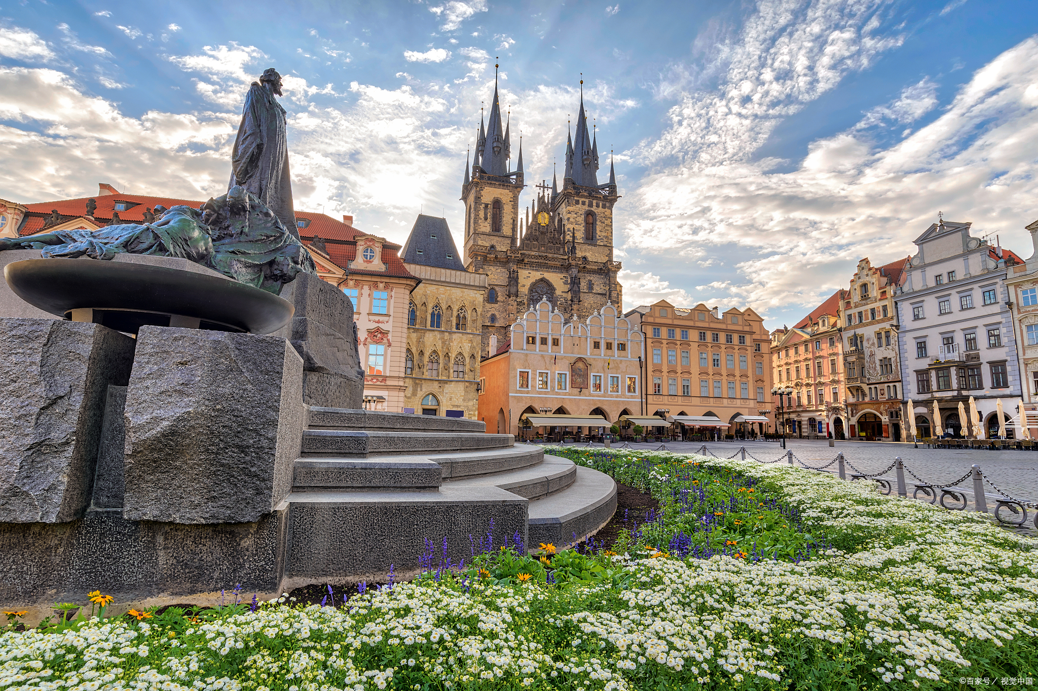 布拉格城堡,这座屹立于伏尔塔瓦河畔的宏伟建筑群,不仅是捷克的历史