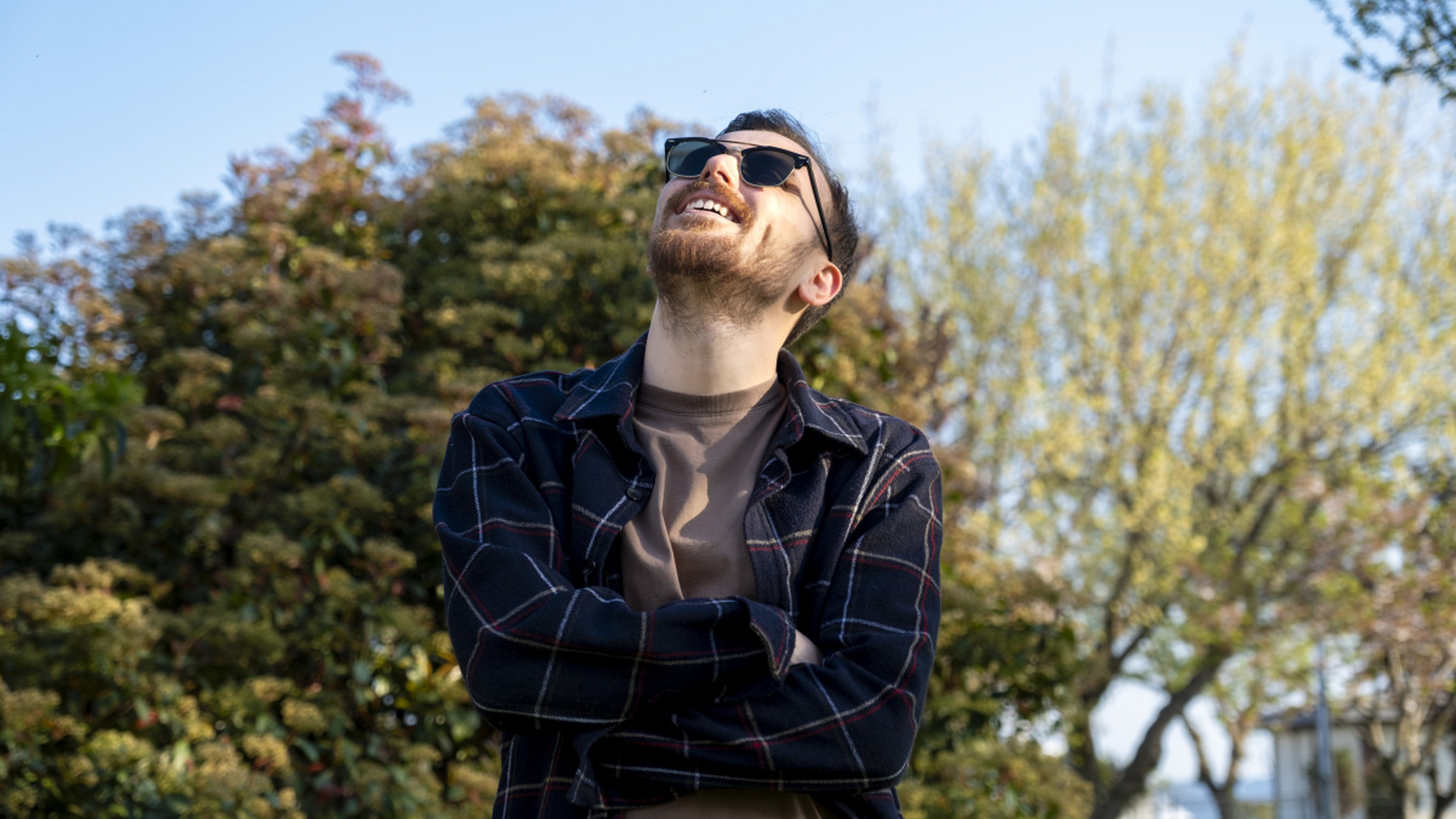 他们眼神坚定有力,笑容温暖如春;唇部牙齿整洁无瑕.鼻梁挺拔精致如画!