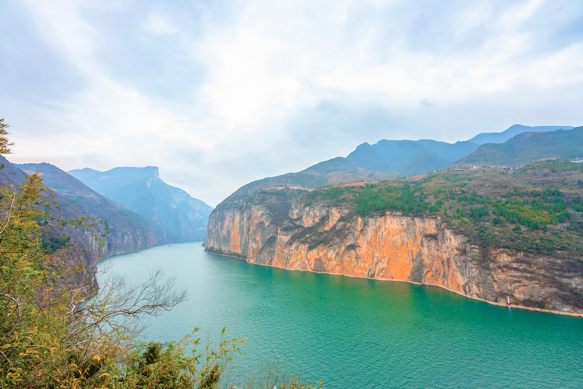 长江三峡是中国最著名的旅游景点之一,它是由长江穿过四川盆地所形成