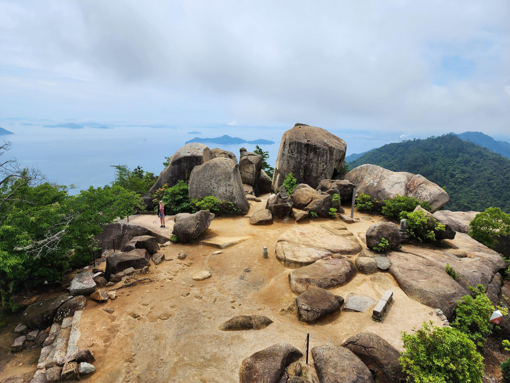 来东山岛的风动石景区就对了!