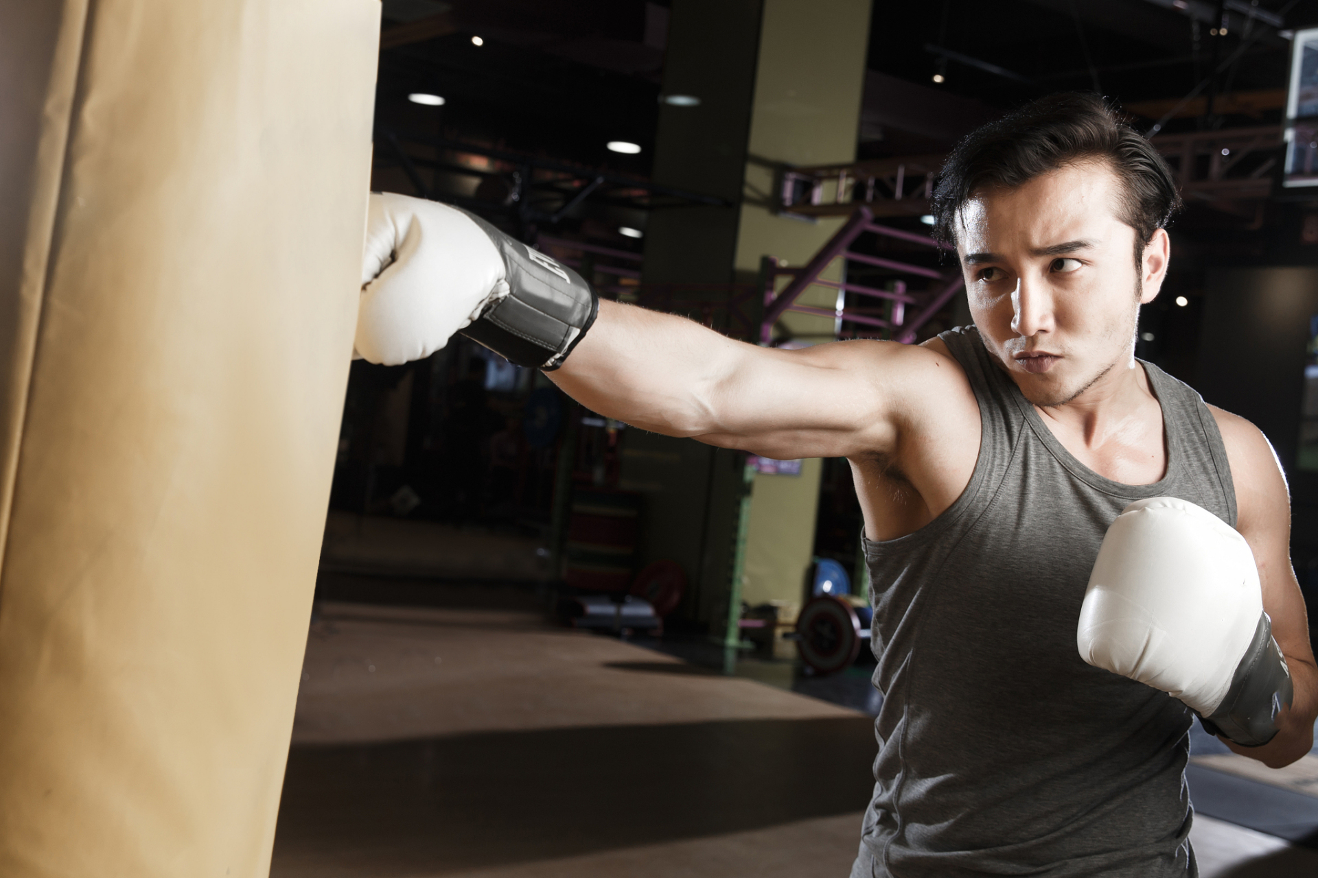 健身和打拳都是非常热门的运动方式,它们都可以帮助我们保持健康