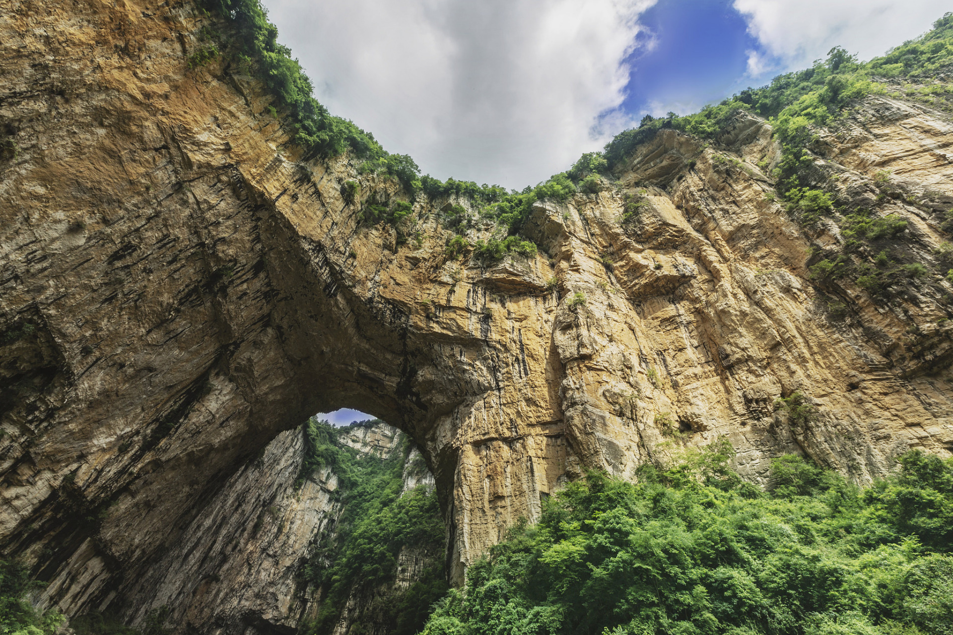 天脊山景区位于山西平顺县城东南36km,距魅力长治70公里.