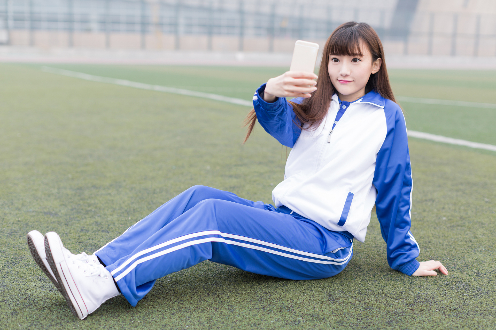 在青春的校园里,校服如同一面镜子,映射出不同女生的独特风采.