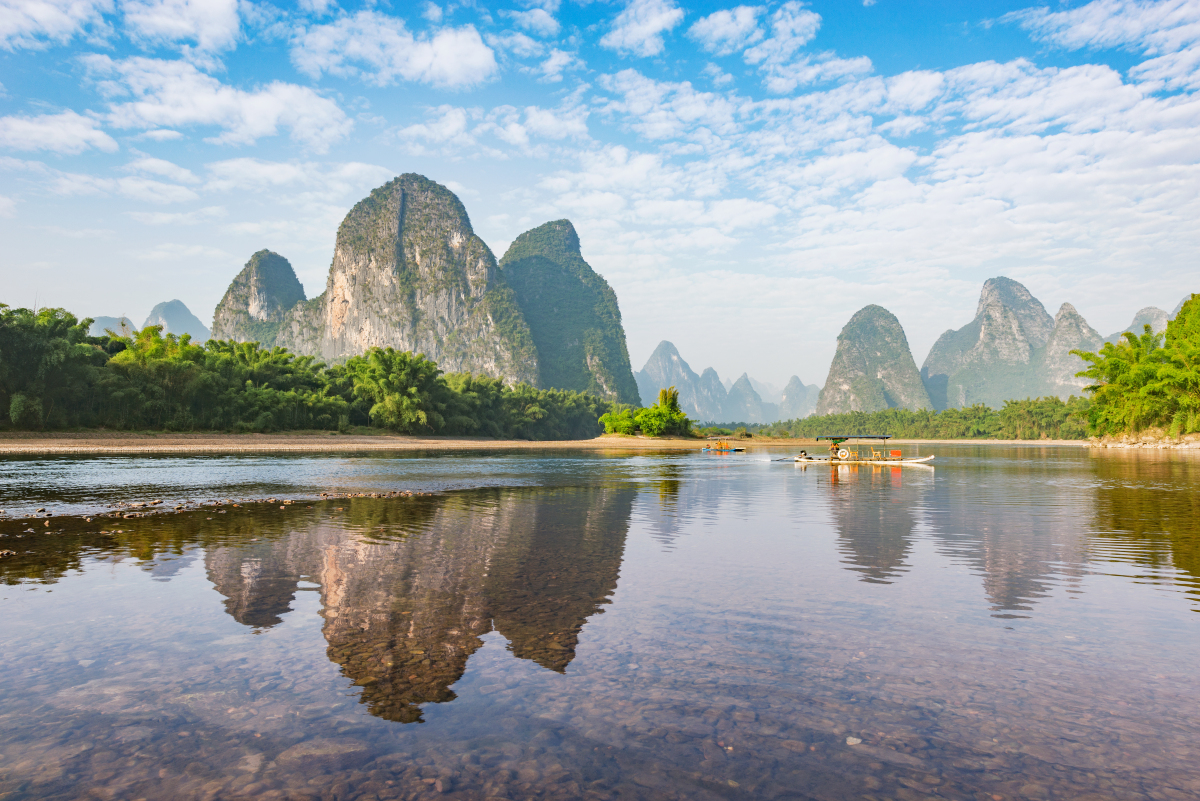 每当提及桂林,我便会情不自禁地向往那片漓江山水间的世外桃源,期待与