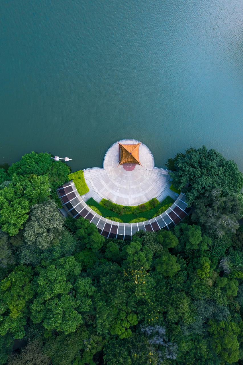 位于山西襄垣县的东湖公园占地2400亩,投资2亿元.