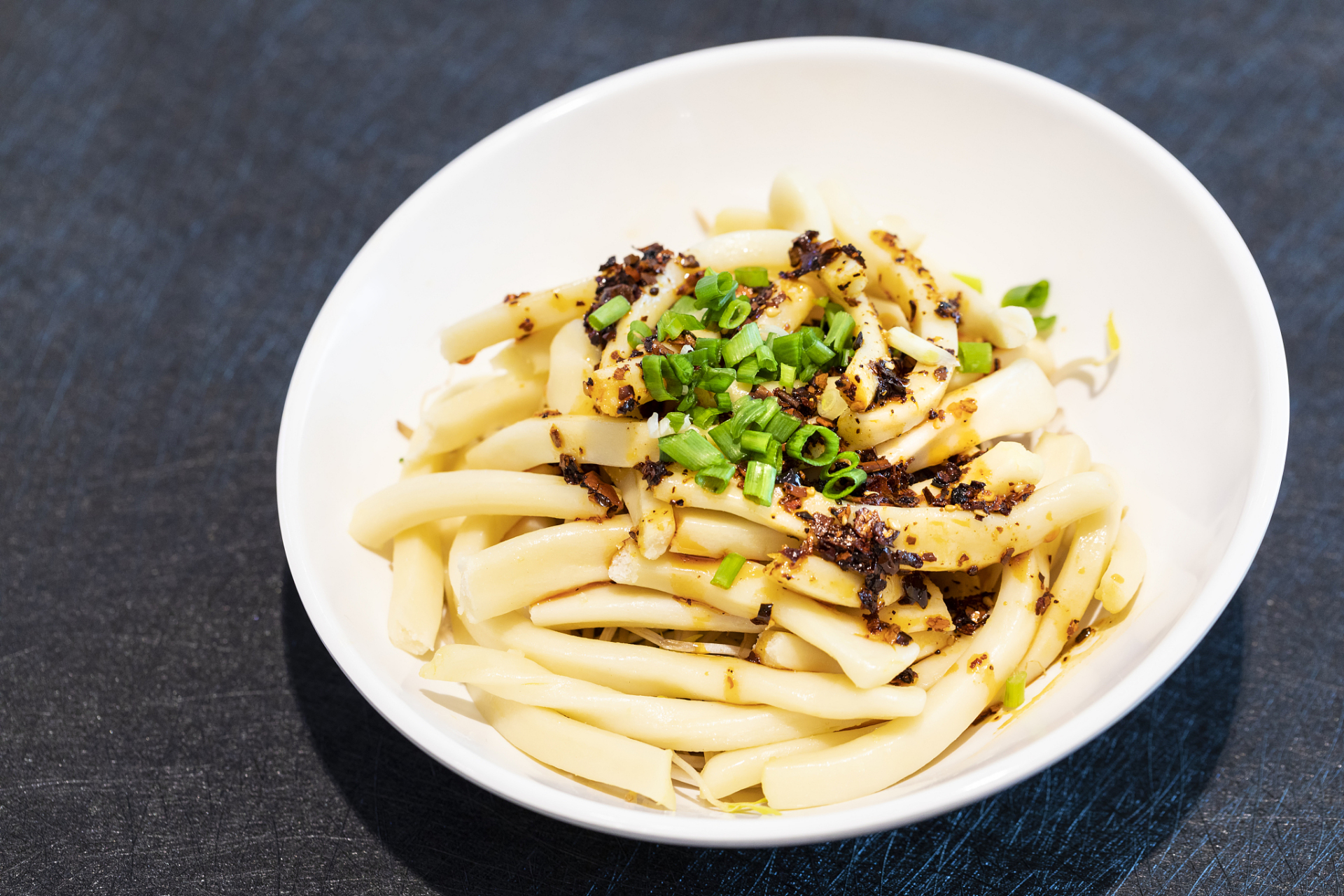 今天,我要来跟大家分享一款让我欲罢不能的美食——四川甜水面!