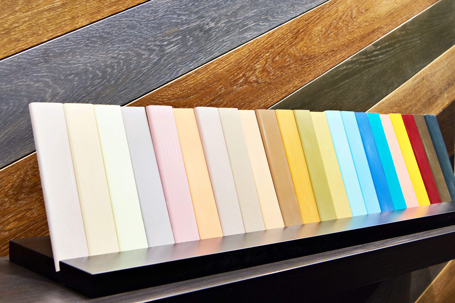 亚克力板材质分类在国内主要分为三大类:一是进口板;二是台资板;三是