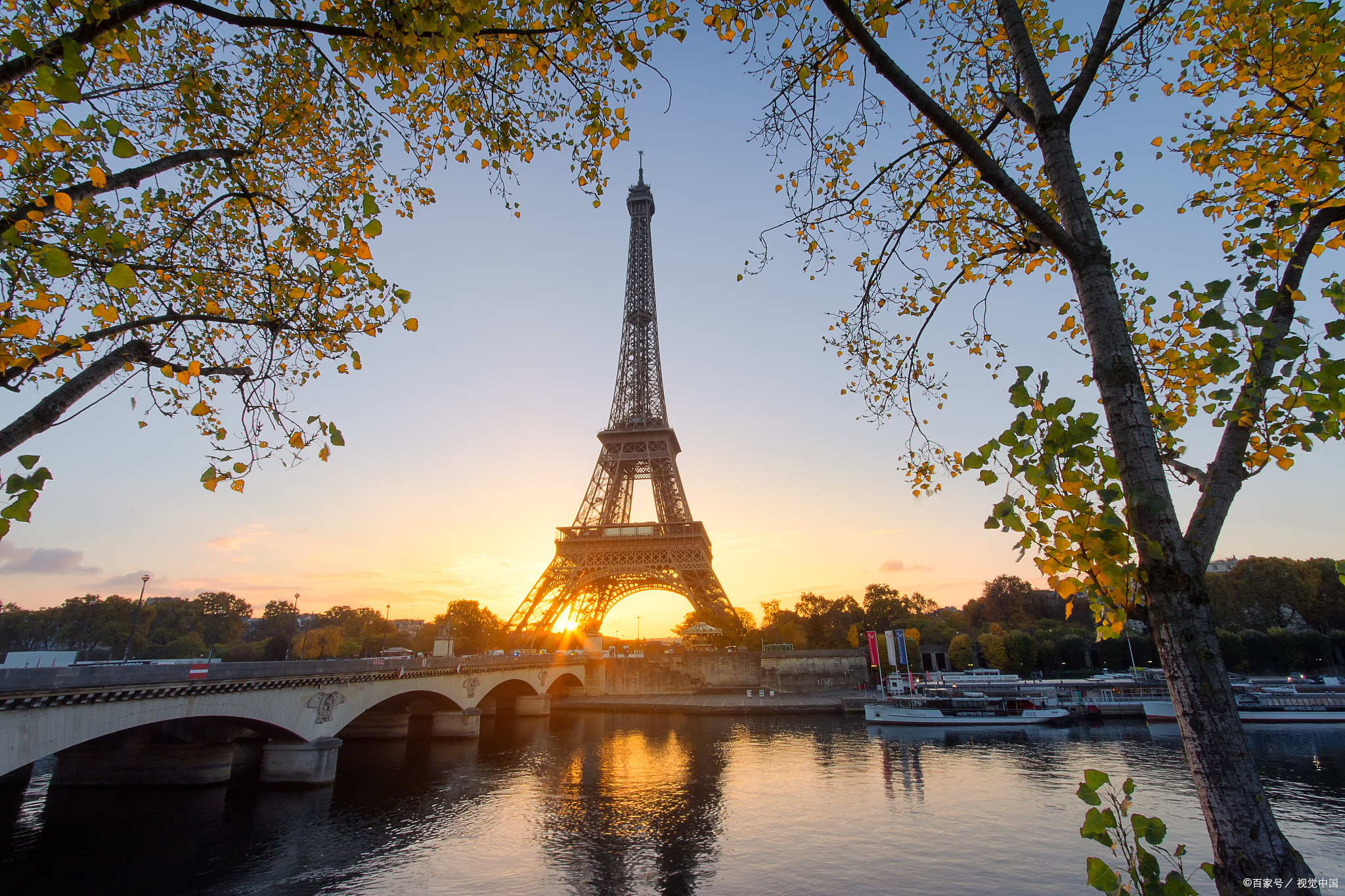 奔赴春天的旅行# 巴黎塞纳河畔在春日里是一个充满浪漫气息的地方,无
