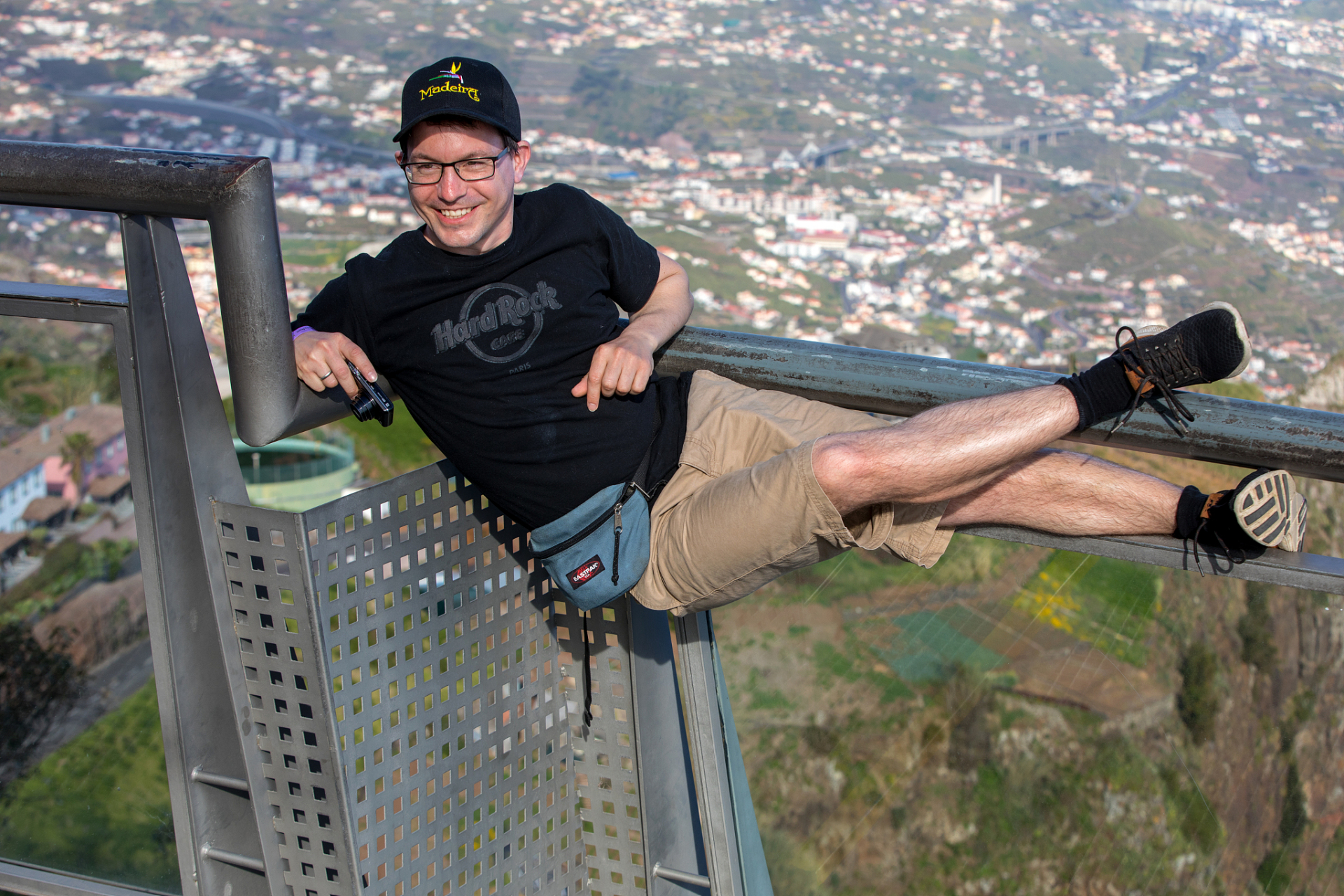 巴西男子蹦极庆祝离婚,不料绳子断裂,从21米高空坠湖骨折