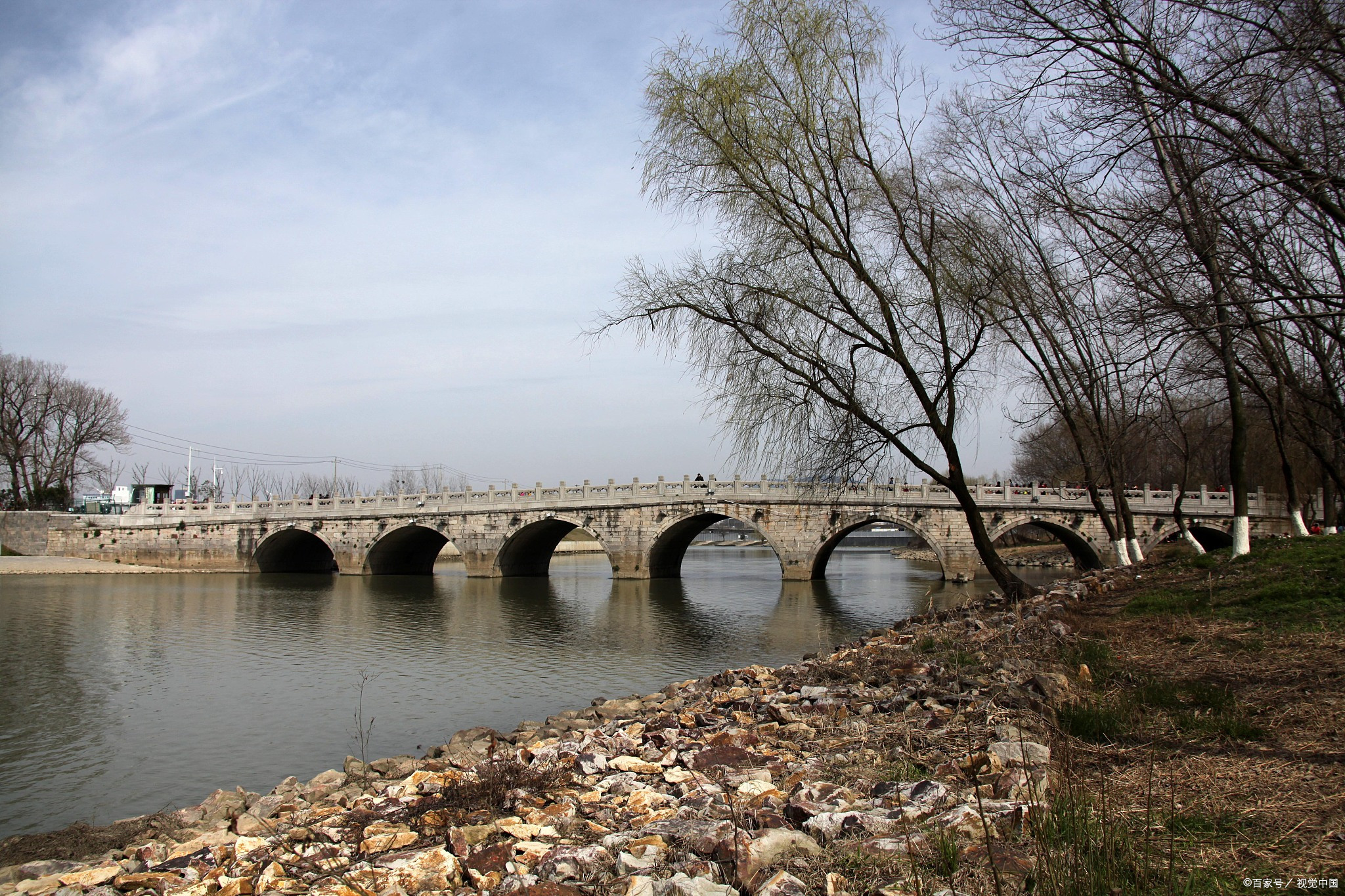 根据历史资料和文献记载,赵州桥建于公元591年至599