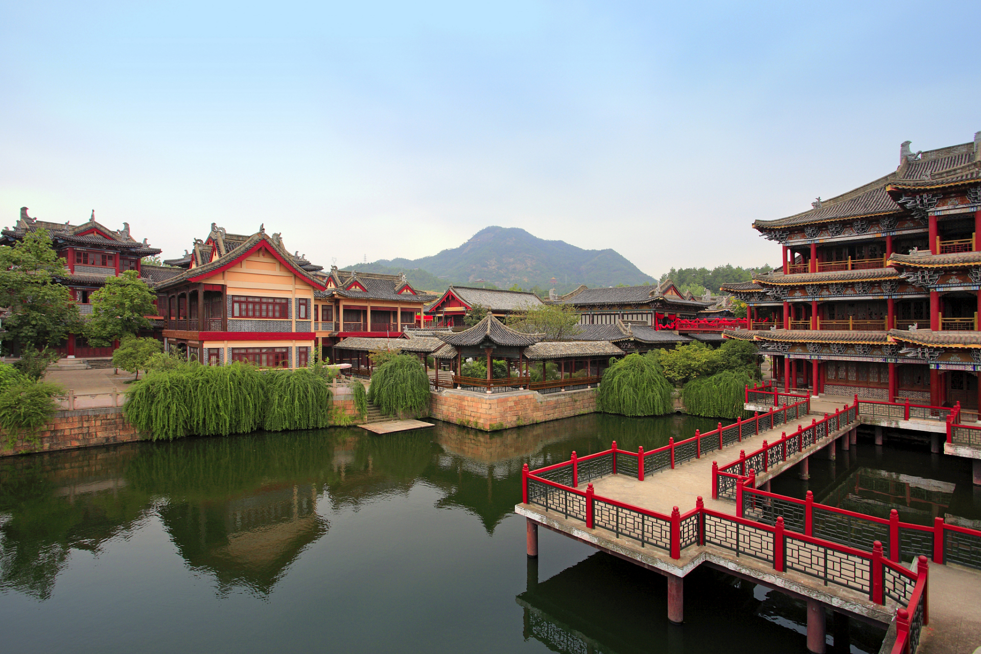 东阳历史悠久,文化底蕴深厚,拥有众多旅游景点和美食.