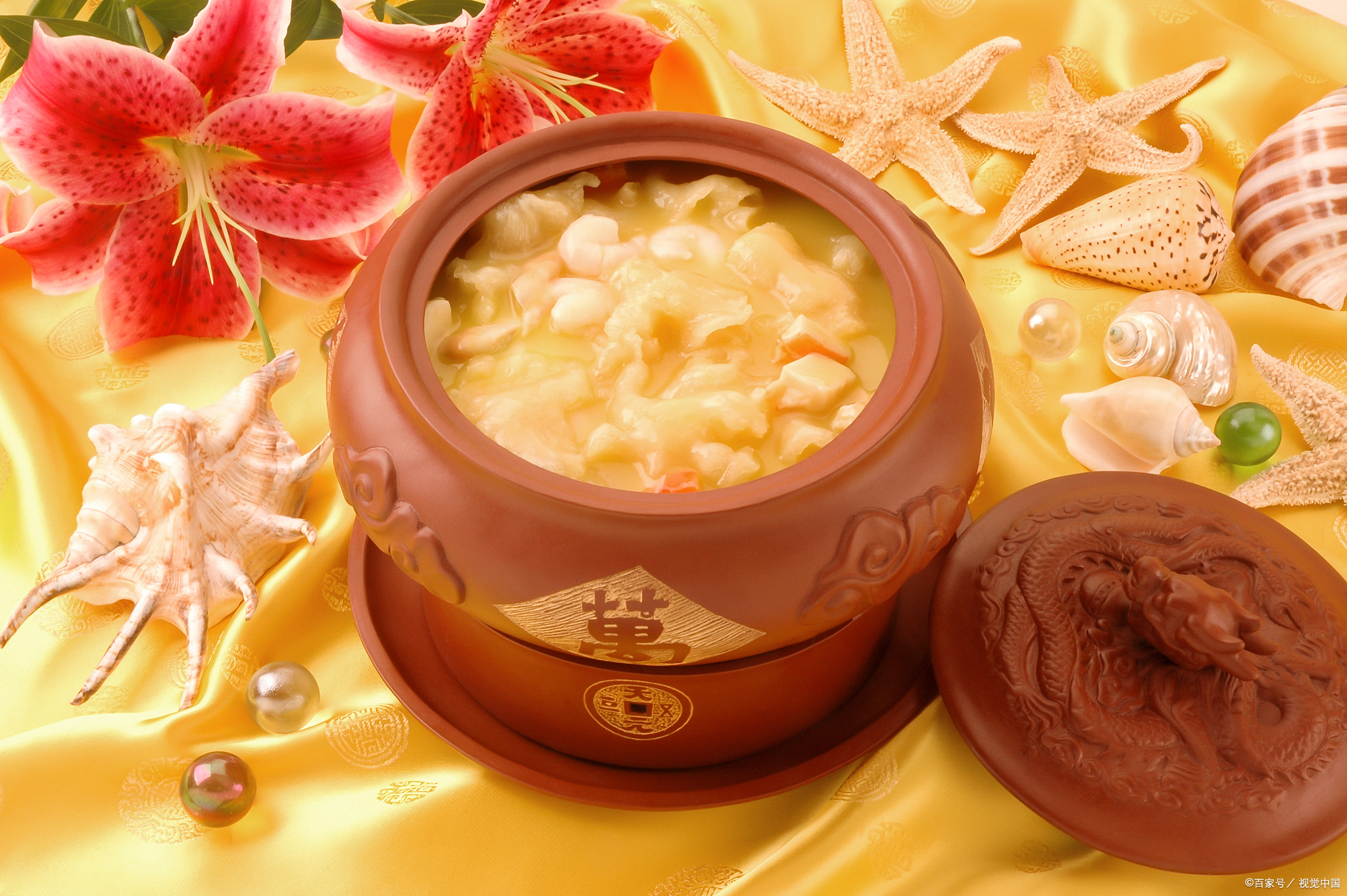 "意气相倾两相顾,斗酒双鱼表情素",美食珍藏着浓浓的情意;"水边莫话