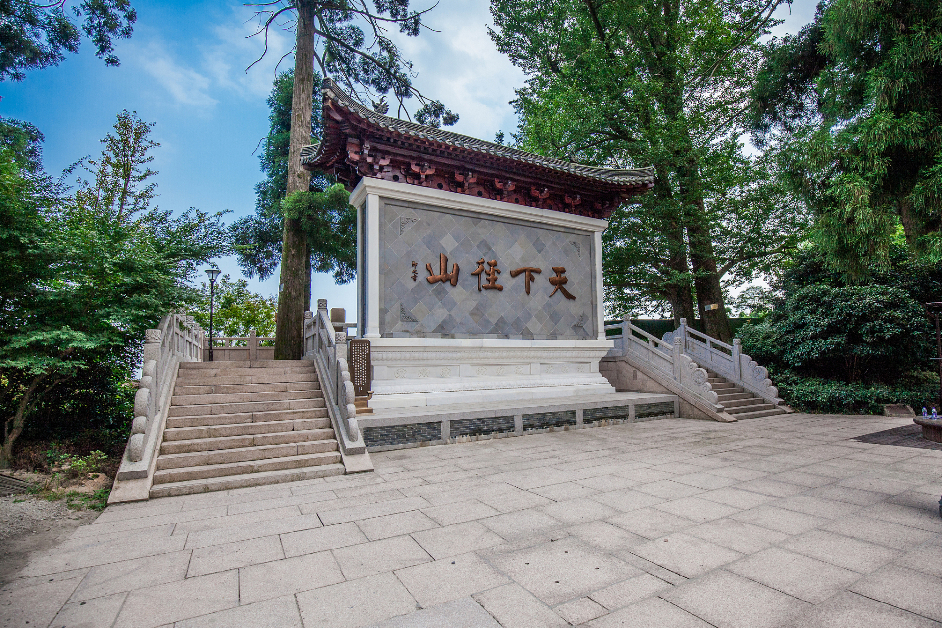 桐君山,不仅是一座美丽的山峰,更是承载着丰富文化历史的胜地.